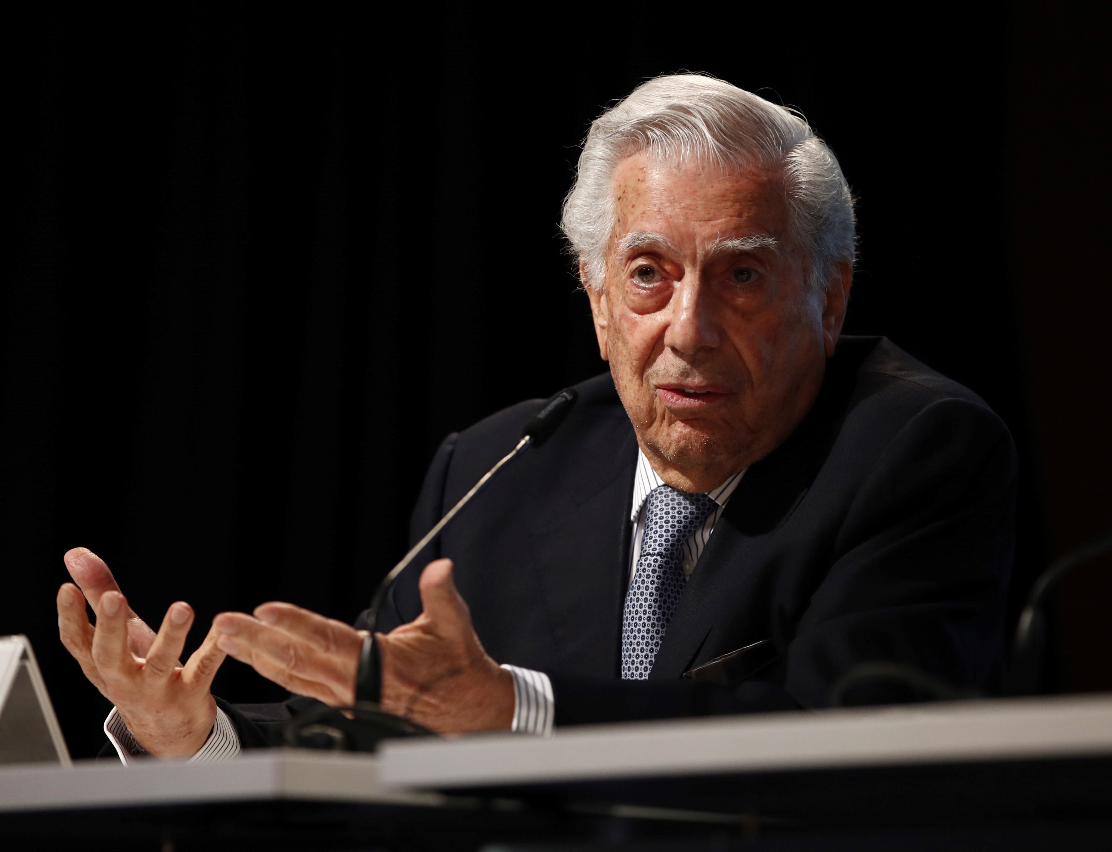 En la imagen un registro del escritor peruano y premio Nobel de Literatura en 2010, Mario Vargas Llosa. EFE/Javier López/Archivo