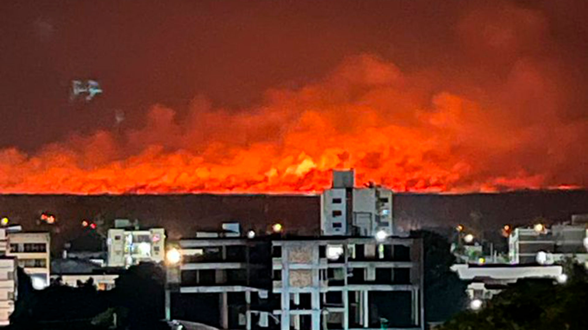 Foto tomada desde Sao Borja, Brasil, que muestra uno de los focos de fuego activos en la provincia de Corrientes. 