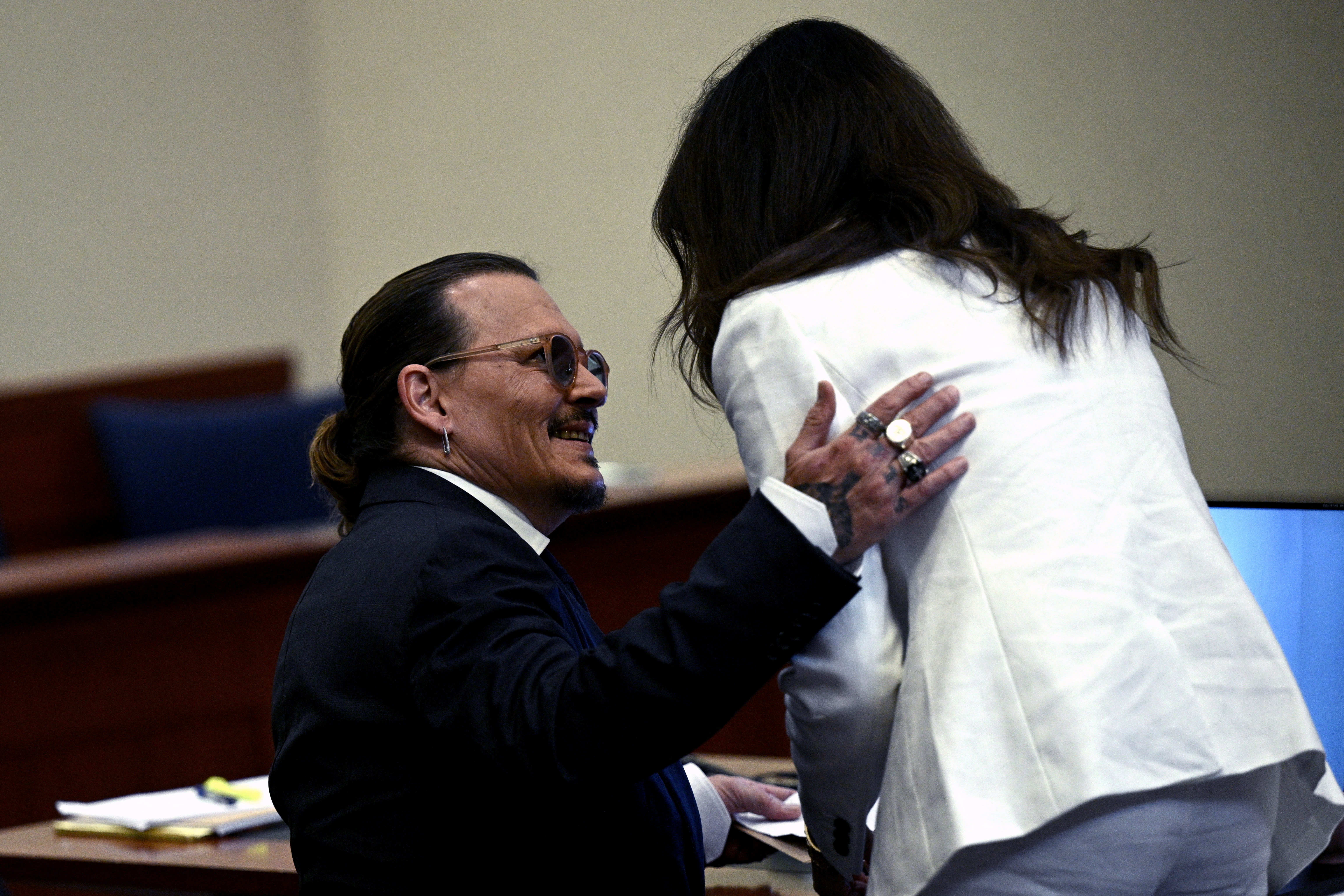Depp fans have highlighted in several clips the gestures of closeness and complicity between client and litigant (Photo: Reuters)