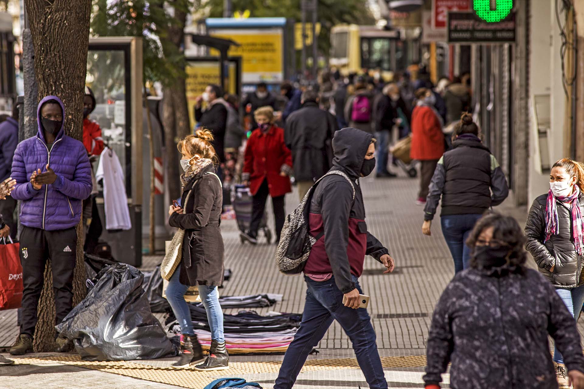 El relajamiento de actividades y en consecuencia la mayor circulación de personas en la calle hacen que el número de casos y fallecidos venga aumentando progresivamente (Shutterstock/EFE)