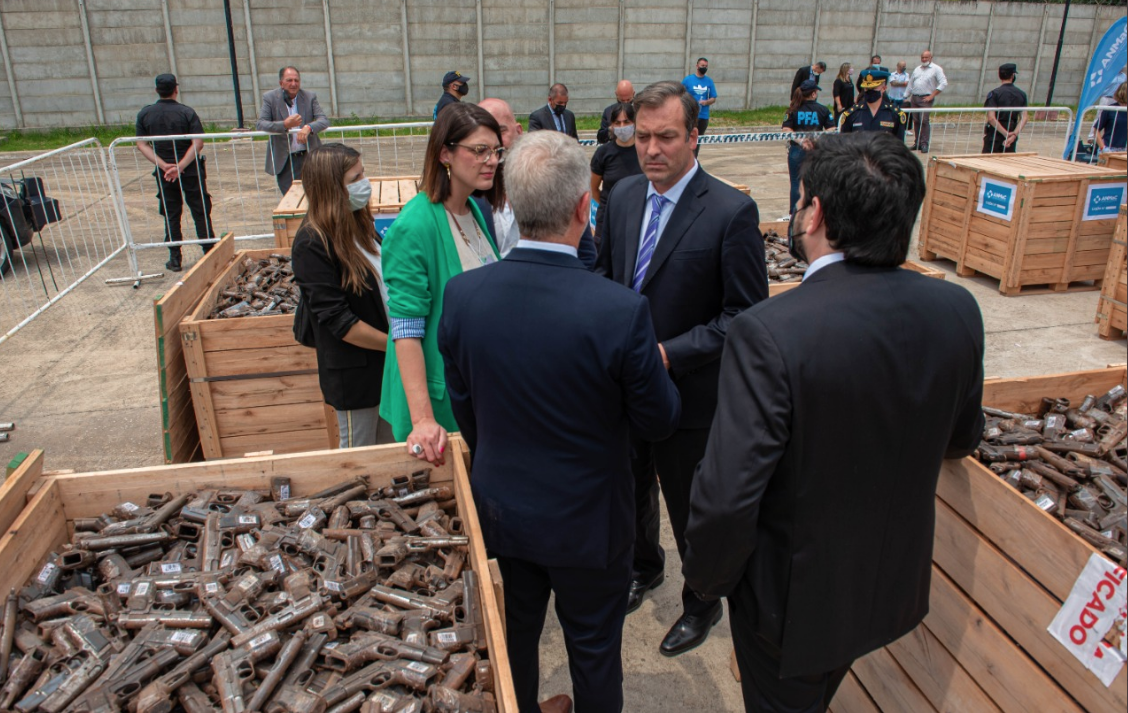 La directora de la ANMAC con el ministro de Justicia, Martín Soria, en un operativo del Programa Nacional de Entrega Voluntaria de Armas de Fuego