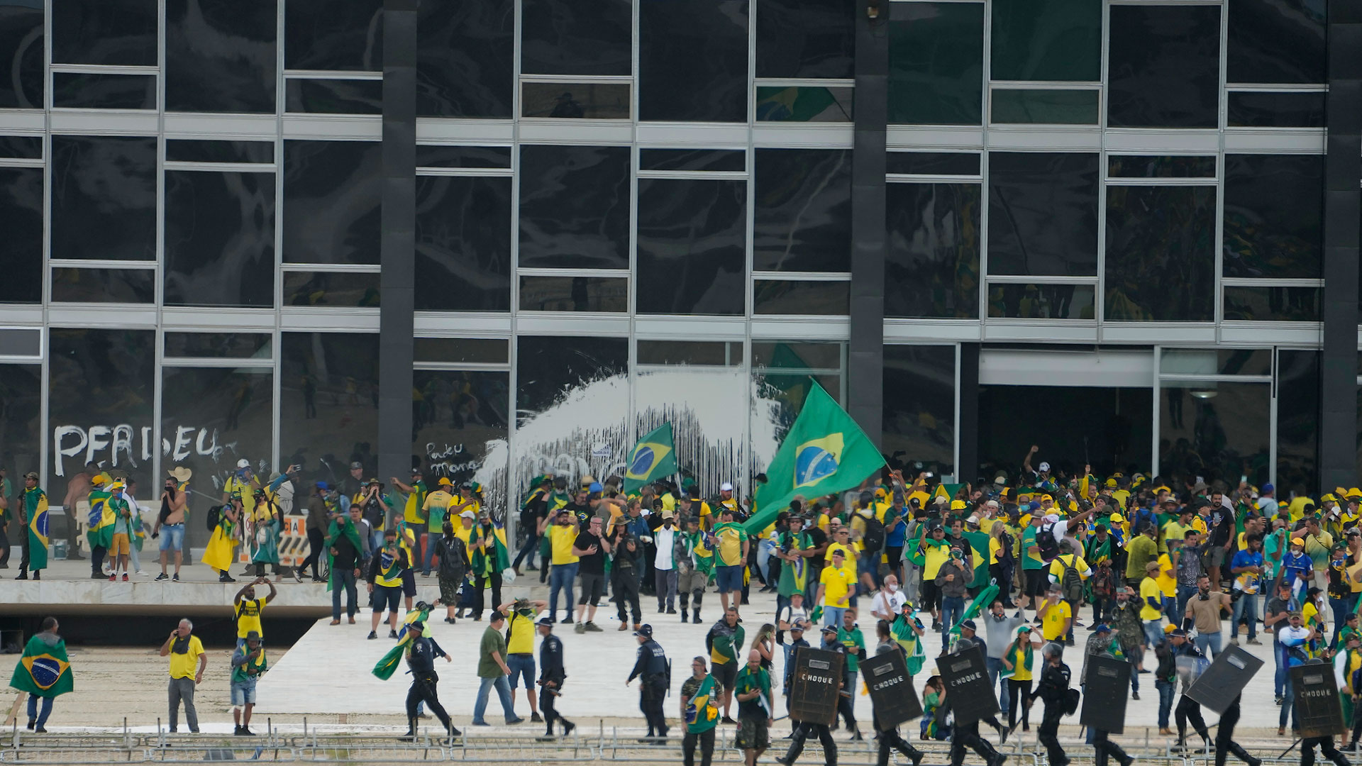 Bolsonaristas intentan tomar el Palacio del Planalto en Brasilia, este domingo 8 de enero (AP)