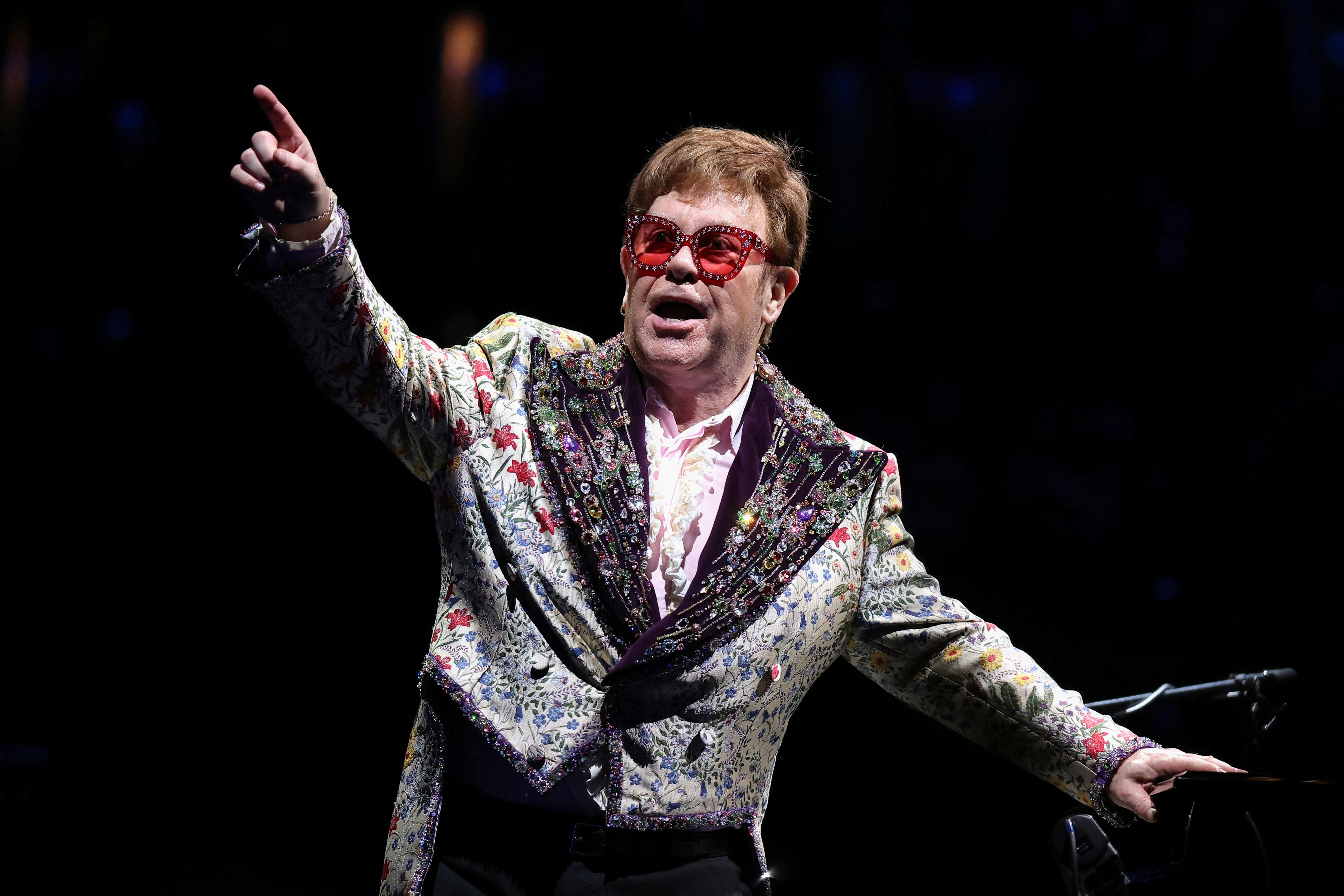 Elton John actúa mientras vuelve a completar su gira Farewell Yellow Brick Road Tour desde que se pospuso debido a las restricciones de la enfermedad del coronavirus (COVID-19) en 2020, en Nueva Orleans, Luisiana, Estados Unidos, el 19 de enero de 2022. REUTERS/Jonathan Bachman