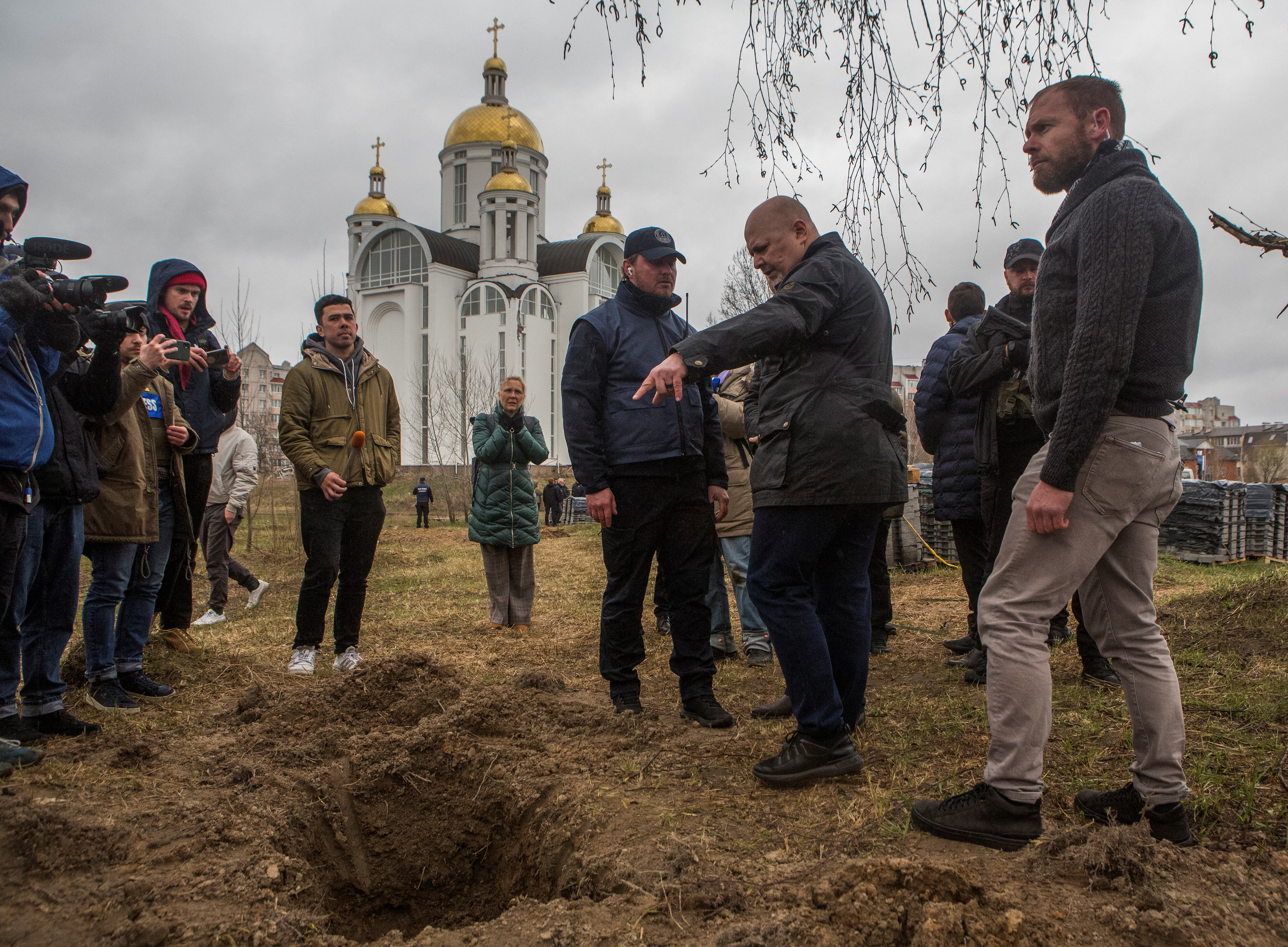 Karim Khan, junto a la tumba donde se encontraron los restos de tres cuerpos (REUTERS/Volodymyr Petrov)