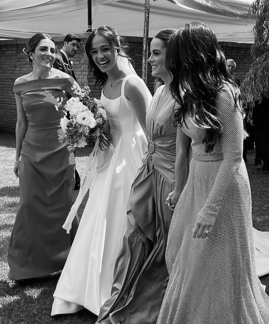 En agosto, la joven acudió a la boda de de una de sus mejores amigas ataviada con un diseño de Benito Santos (Foto: IG paaulinapepretelini)