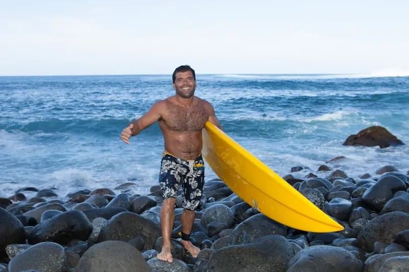 Murió un legendario surfista brasileño mientras desafiaba las olas gigantes de Nazaré en Portugal