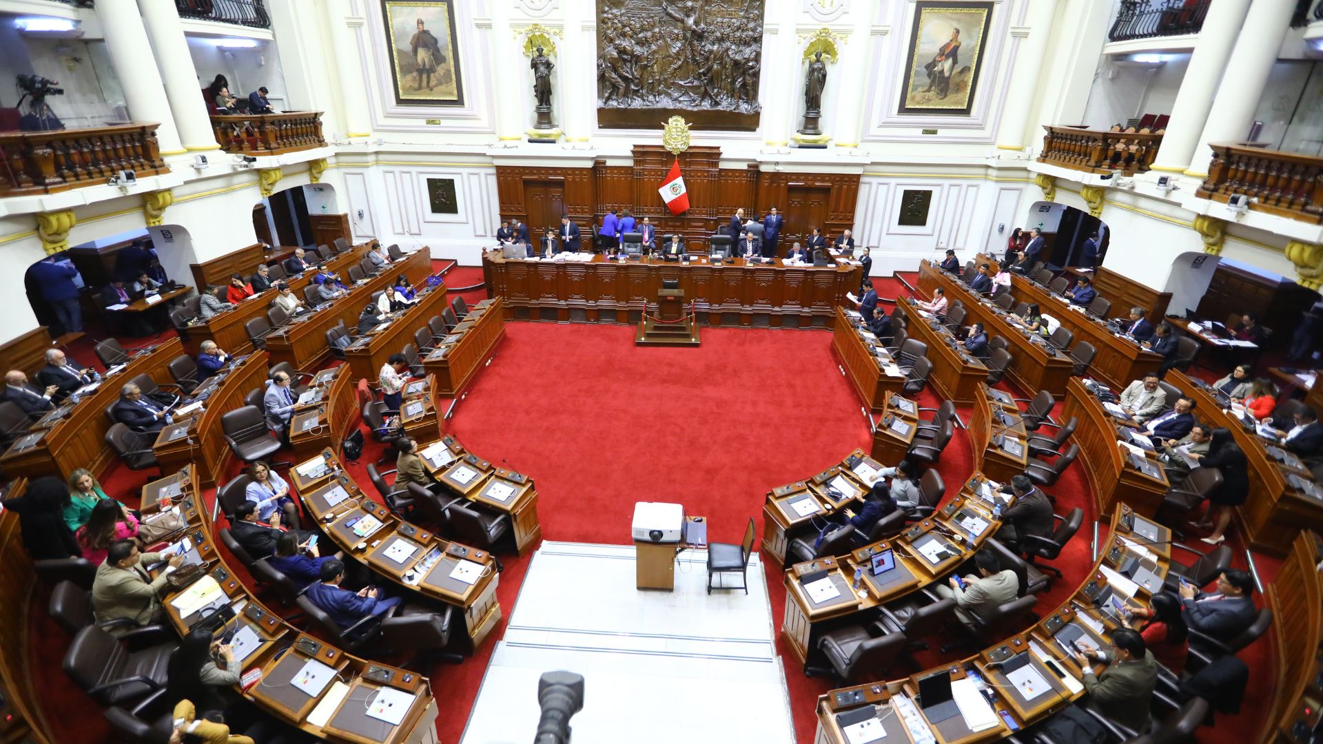 Los congresistas Rosario Paredes Eyzaguirre y Alejandro Cavero Alva también presentaron proyectos de ley relacionados al tema en cuestión. (Congreso de la República)