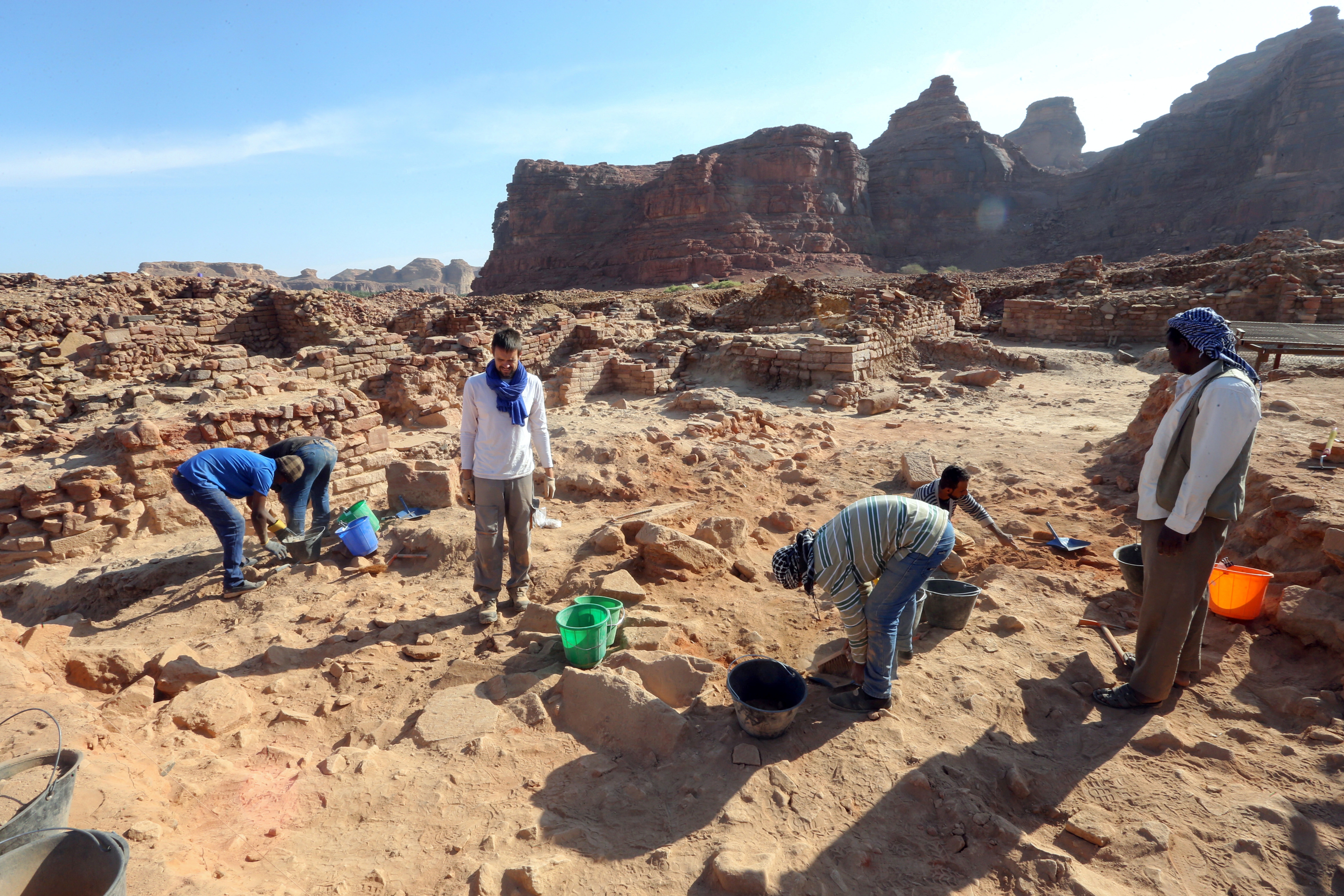 Arqueólogos franceses en Al-Ula, Arabia Saudita, el 30 de octubre de 2021 (Foto: REUTERS/Ahmed Yosri)