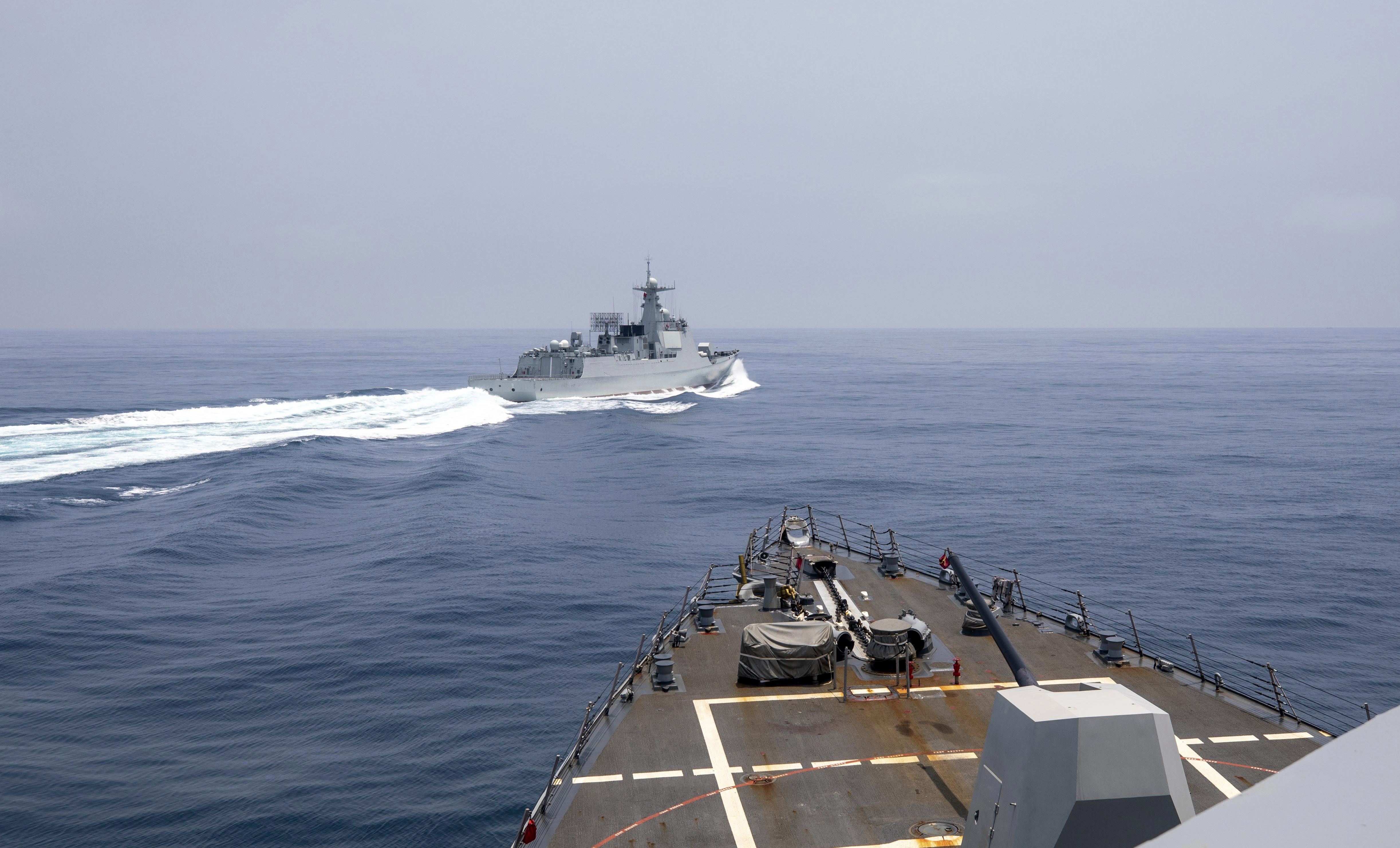 La Marina de EEUU publicó un video de la peligrosa maniobra de un destructor chino en el Estrecho de Taiwán