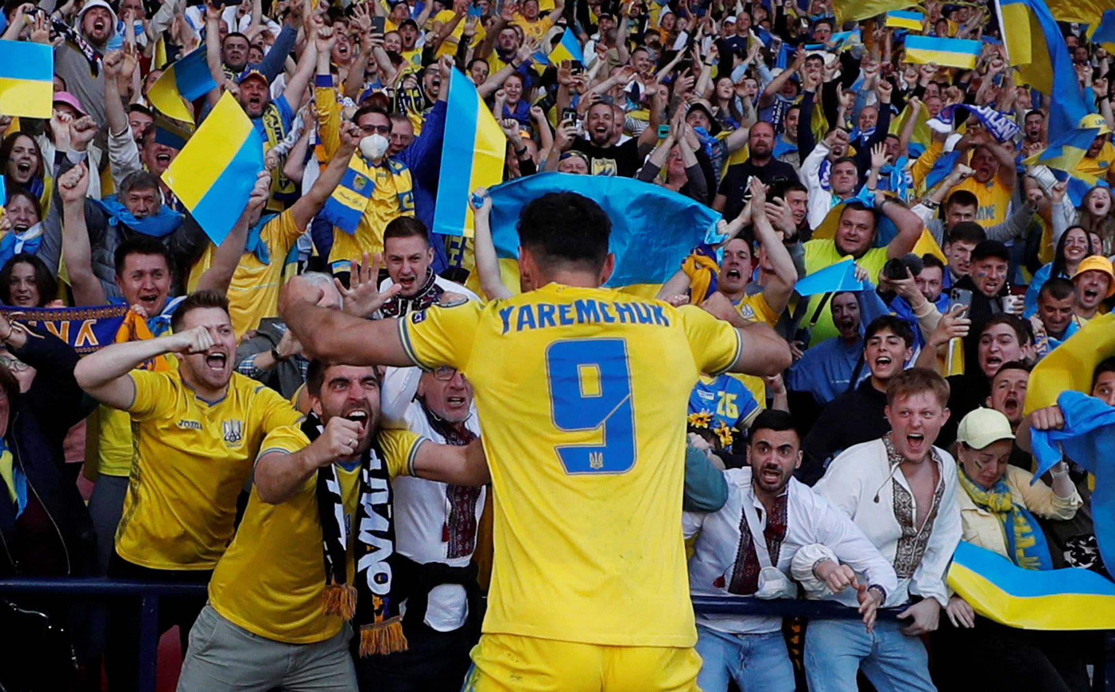 Roman Yaremchuk celebra con sus hinchas (Reuters/Lee Smith)