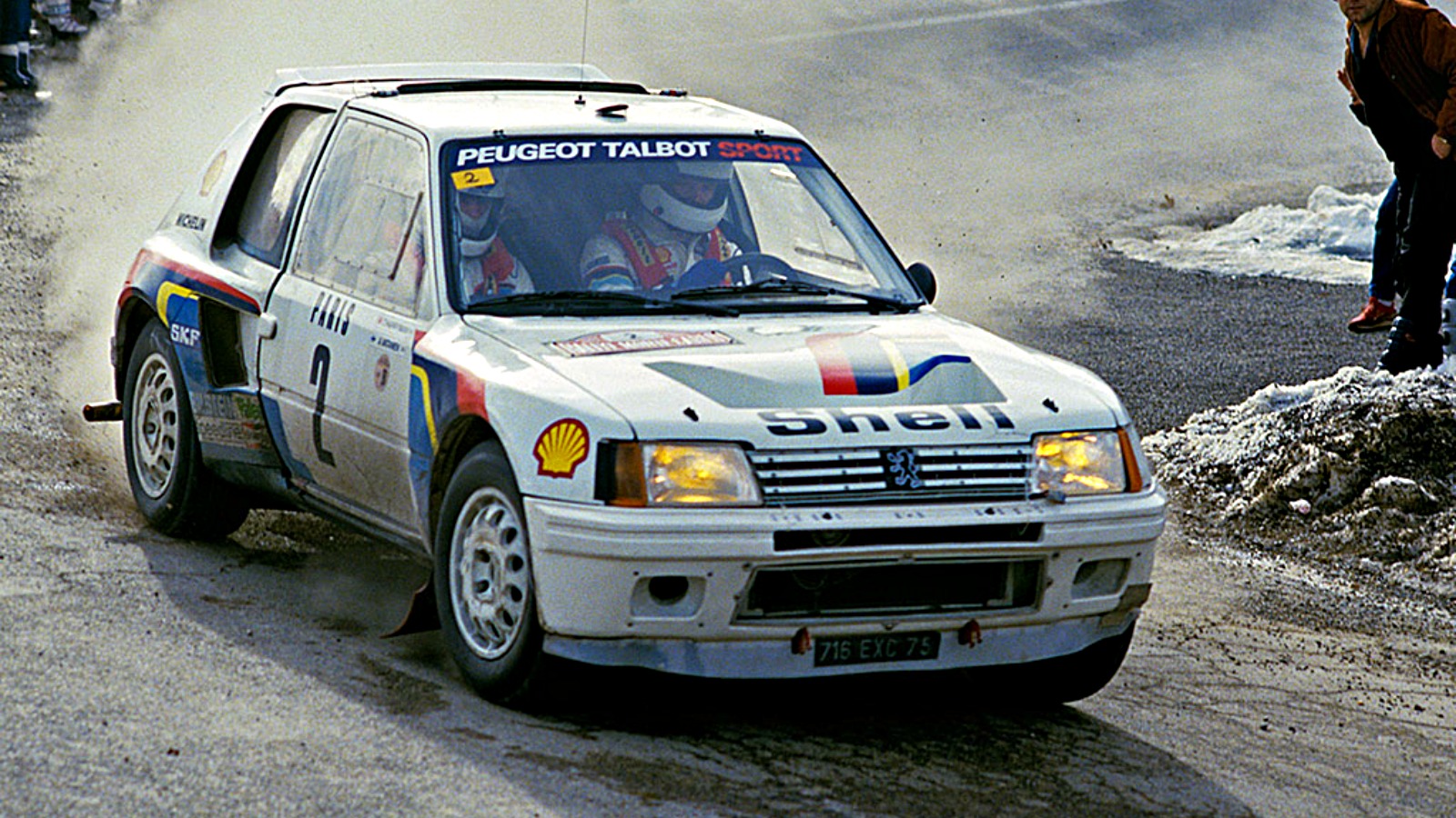 El Peugeot 205 T16 fue el que cambió las condiciones. Al tener un motor de menos de 2 litros, podía correr con 200 kilos menos. Así supero a Audi y Lancia y los impulsó a desarrollar autos nuevos