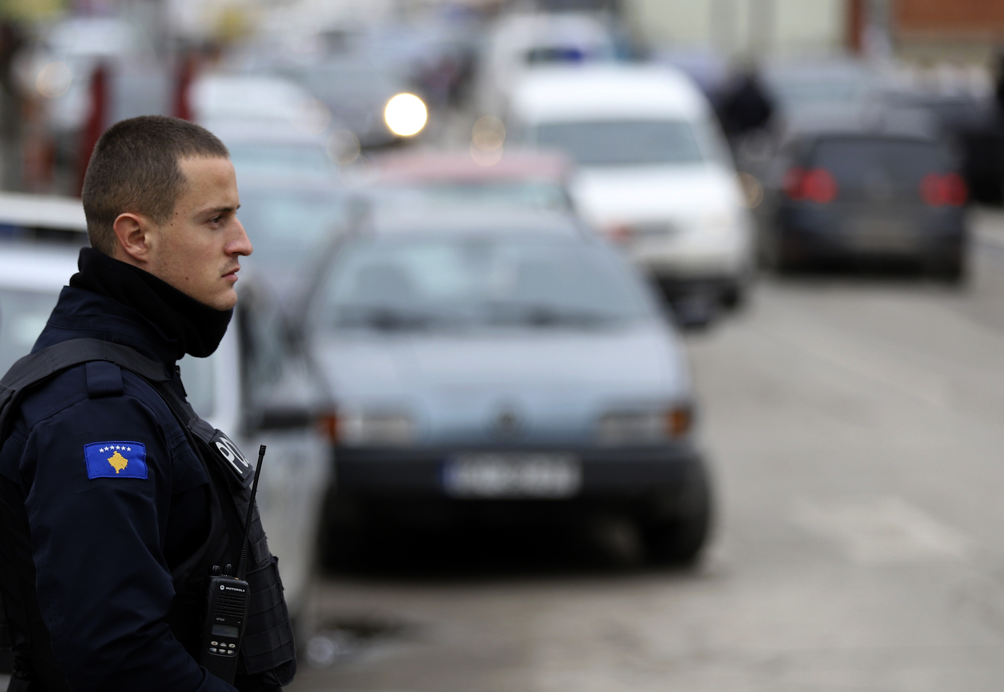 Un policía de Kosovo vigila una calle en la zona norte de mayoría serbia en la localidad de Mitrovica, Kosovo. (AP Foto/Bojan Slavkovic)