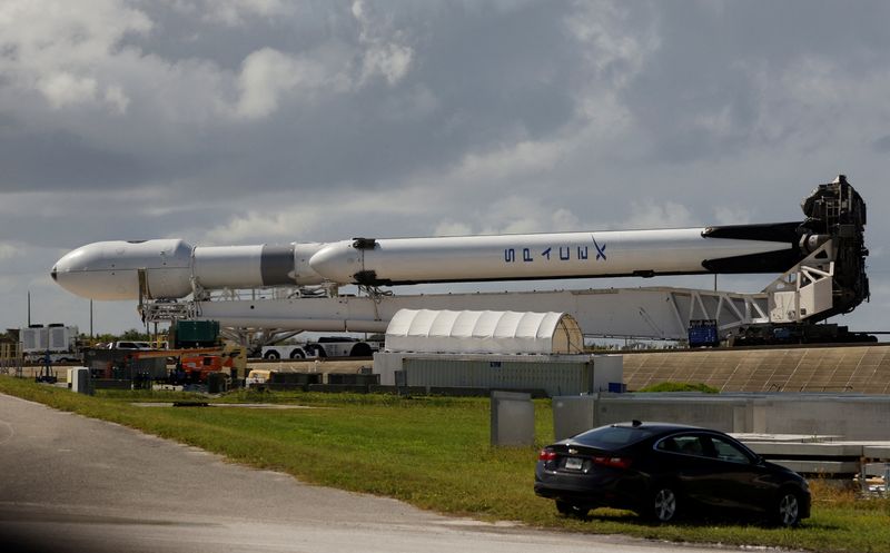 Un cohete Falcon Heavy de SpaceX con una carga útil de seguridad nacional para la Fuerza Espacial de Estados Unidos rueda hacia la plataforma de lanzamiento 39A en el Centro Espacial Kennedy de la NASA en Cabo Cañaveral, Florida, Estados Unidos. 31 de octubre de 2022. REUTERS/Joe Skipper/Archivo