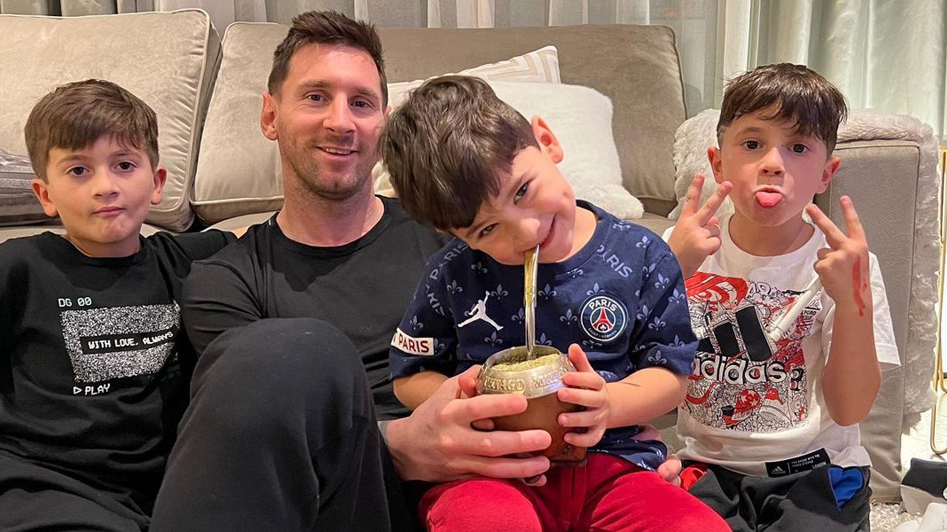 Lionel Messi compartió una foto de la intimidad junto a sus tres hijos