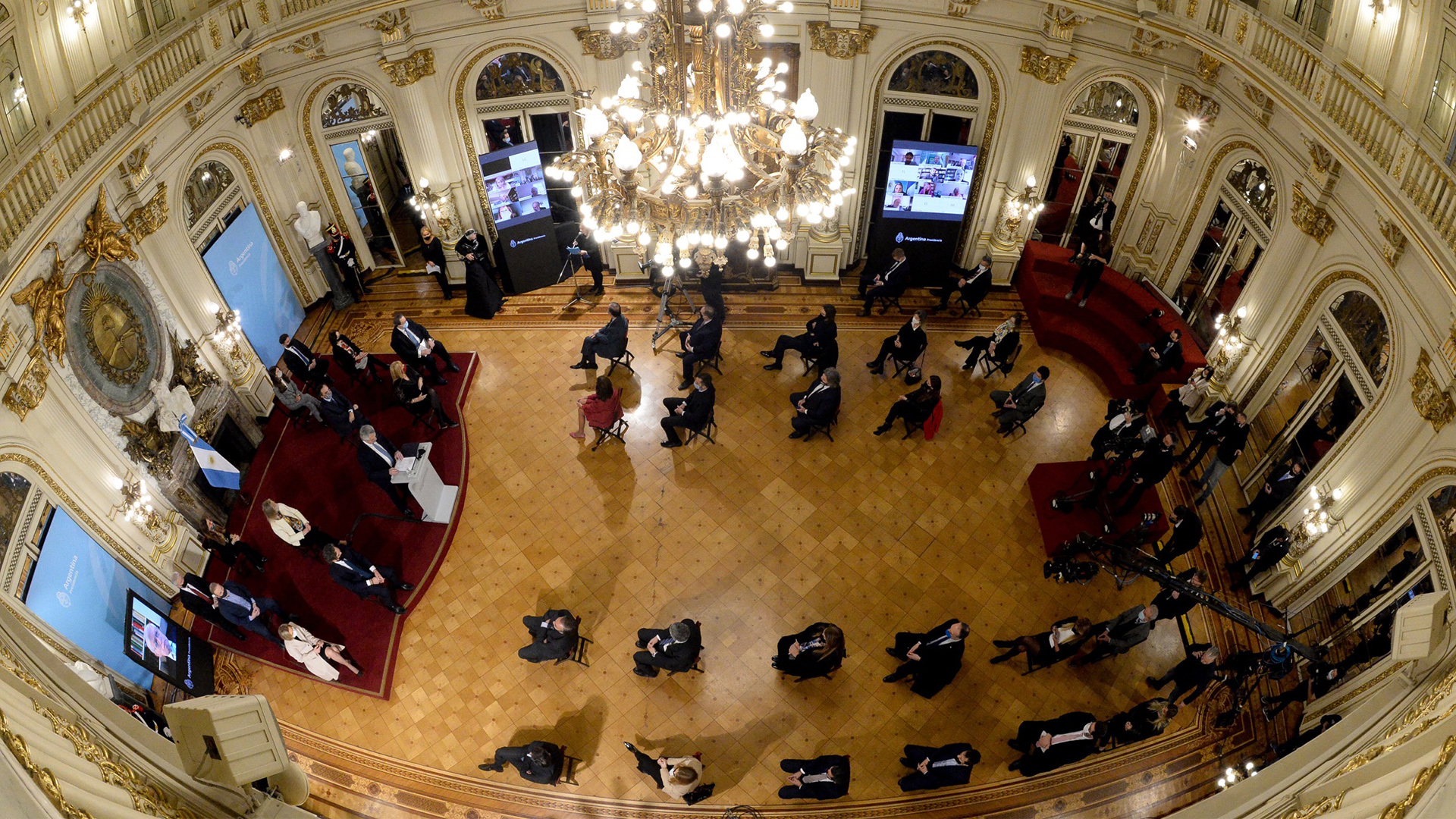 El formato, con distancia social, que respetó Presidencia en el armado del acto