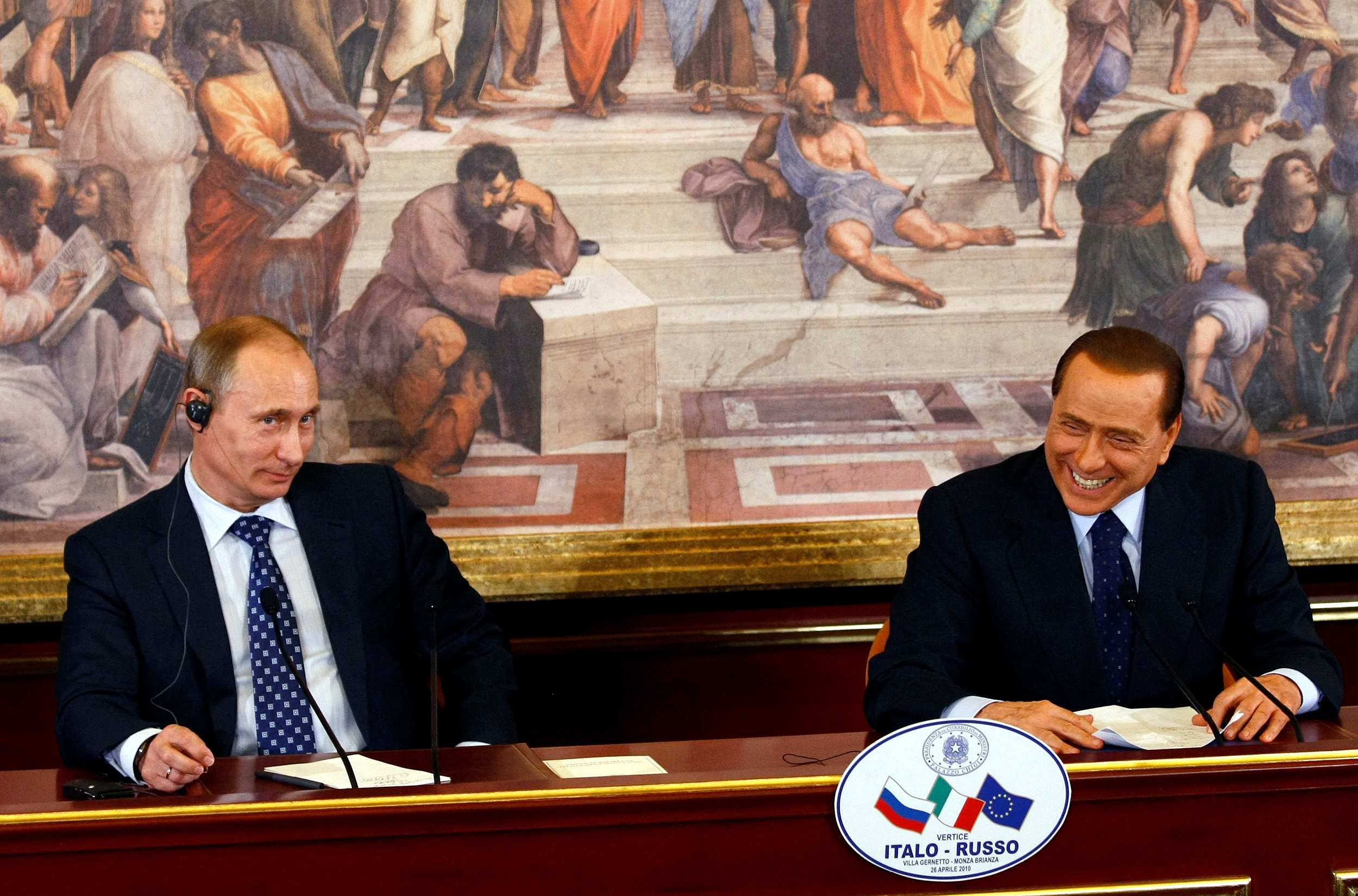 El ex primer ministro italiano Silvio Berlusconi sonríe mientras el presidente ruso Vladimir Putin mira durante una conferencia de prensa en una cumbre en Villa Gernetto en Gerno, cerca de Milán, el 26 de abril de 2010.  REUTERS/Alessandro Garofalo