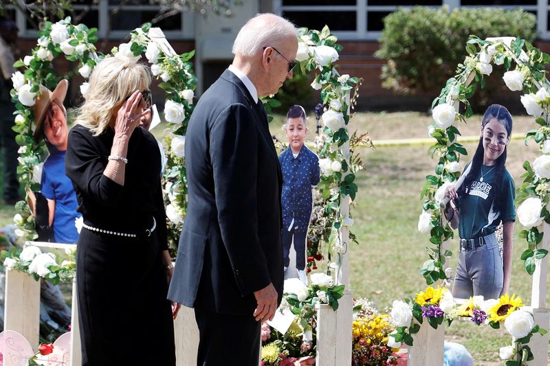 Imagen de archivo del presidente de EEUU, Joe Biden, y su esposa Jill, presentando sus respetos en la Robb Elementary School tras una matanza que dejó 21 muertos en Uvalde, Texas, EEUU. 29 mayo 2022 (REUTERS/Jonathan Ernst)
