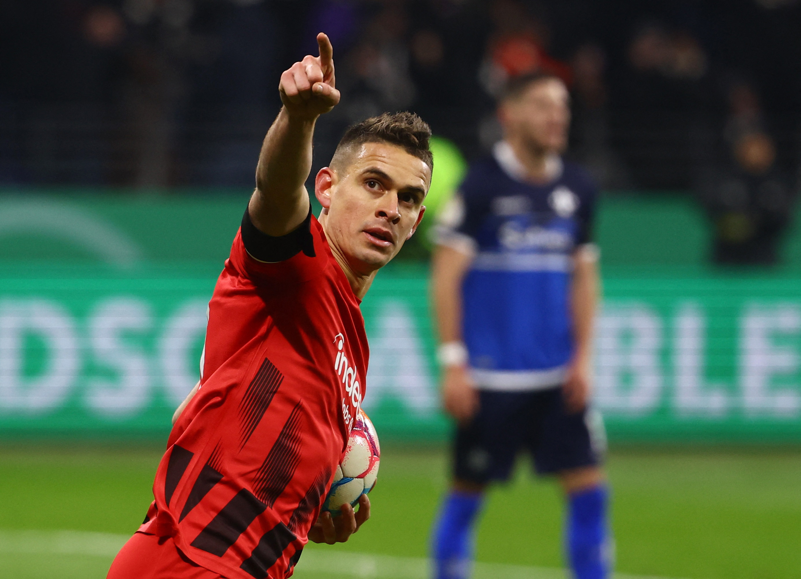 Rafael Santos Borré convirtió gol en su último partido como titular, por la Copa de Alemania ante el Darmstadt (REUTERS/Kai Pfaffenbach)
