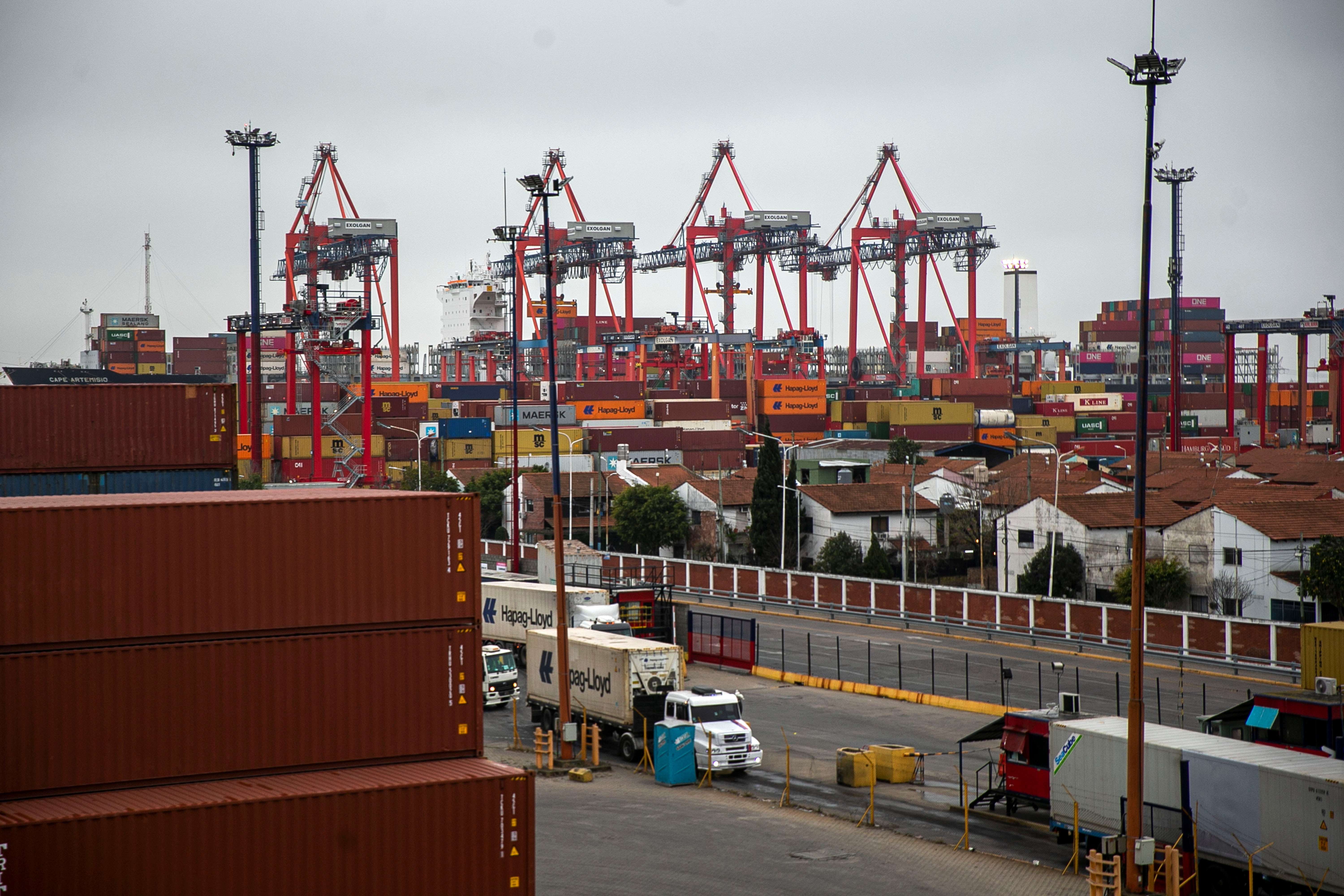 Cámara de Importadores de la República Argentina (CIRA) afirmó que desalentar las importaciones no es la solución y pidió un clima de negocios estable EFE