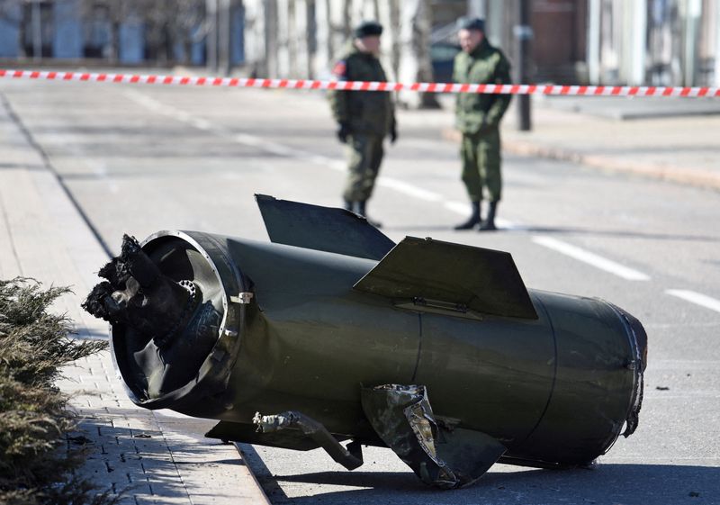 Un fragmento de un misil en la calle después de un bombardeo a la ciudad de Donetsk, controlada por los separatistas prorrusos, Ucrania. 
