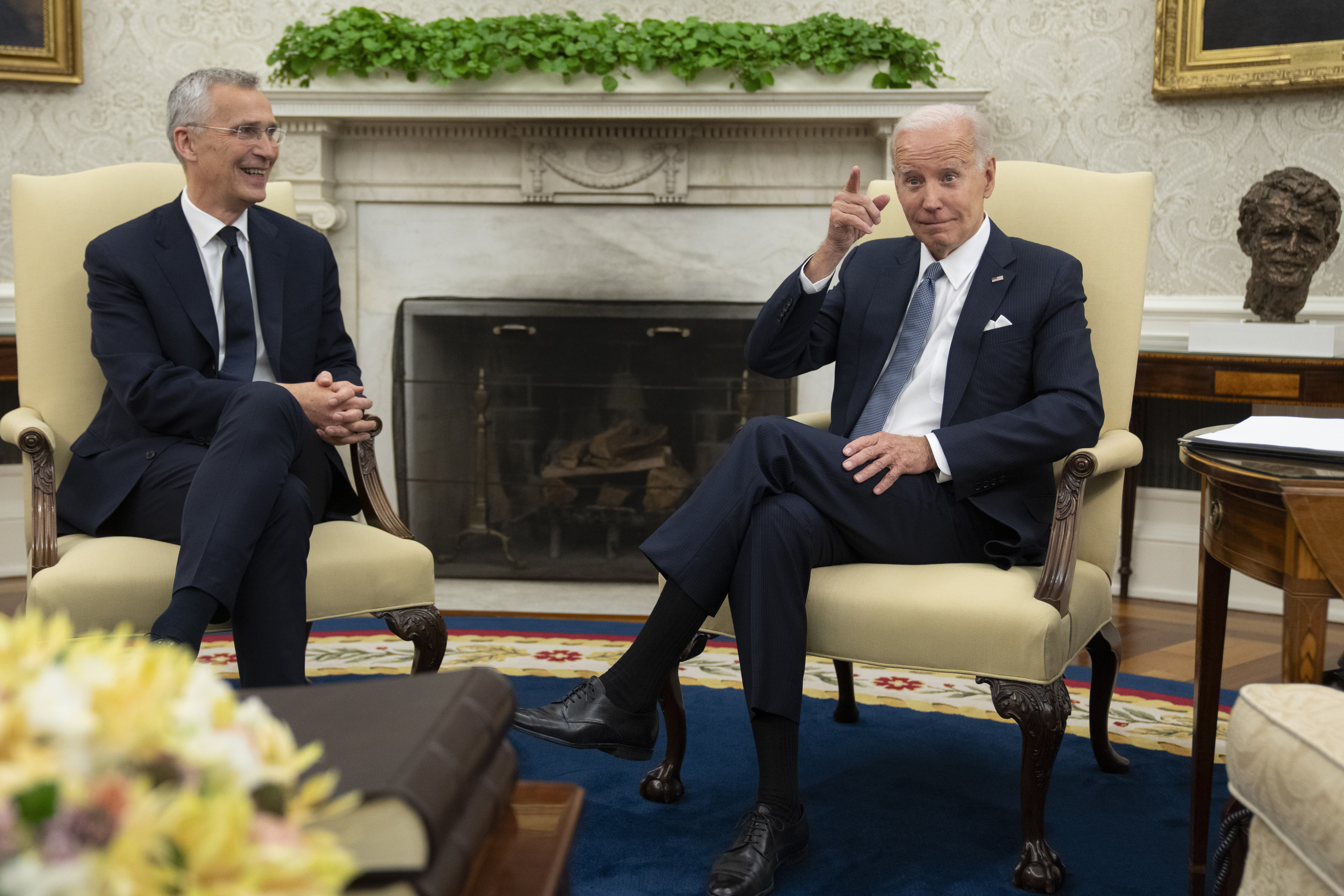 El presidente Joe Biden se reúne con el secretario general de la OTAN, Jens Stoltenberg, en la Oficina Oval de la Casa Blanca (AP Foto/Manuel Balce Ceneta)