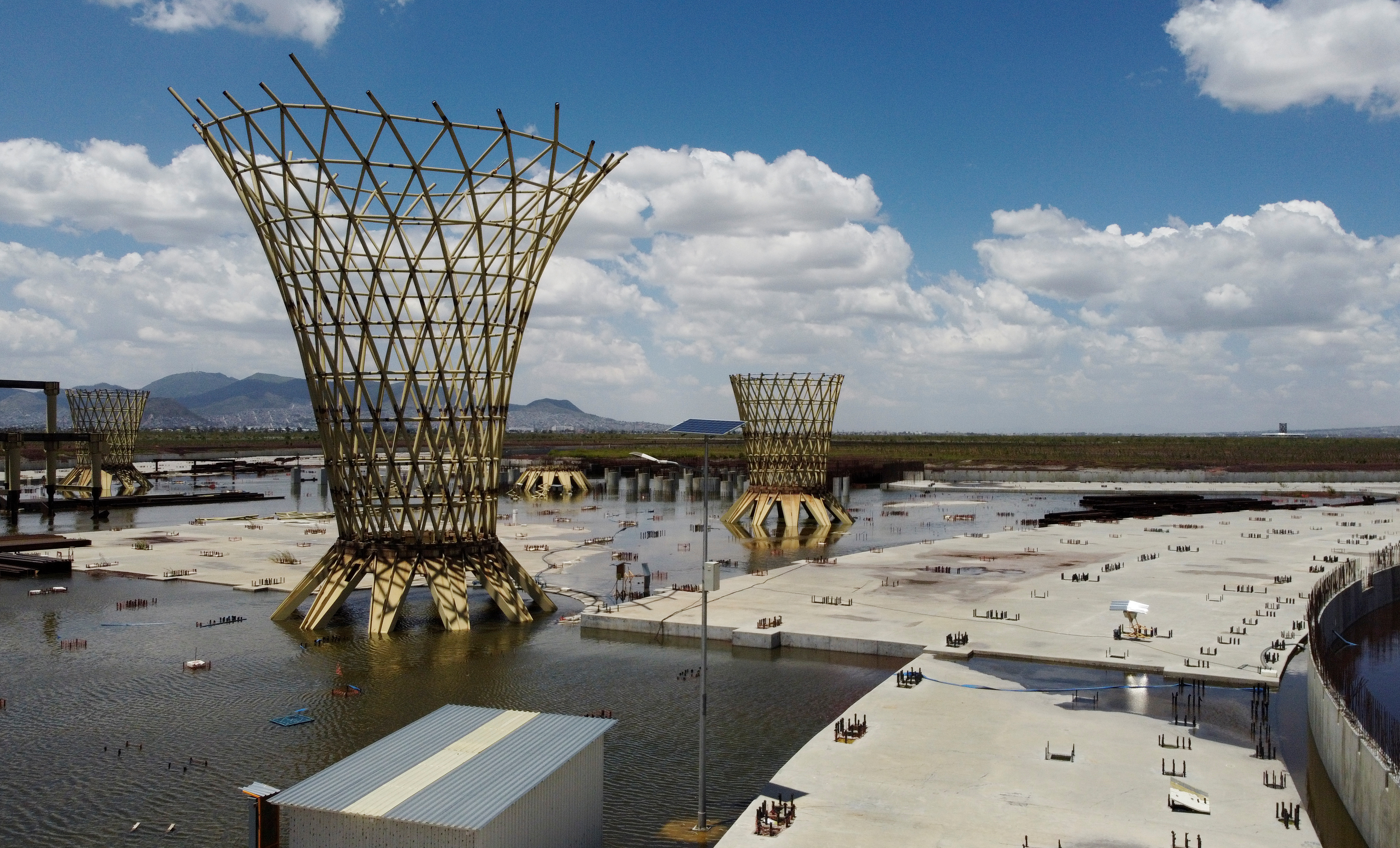 Una vista general muestra partes de la estructura de la terminal de vuelo en una construcción abandonada de un aeropuerto de la Ciudad de México que fue desguazado hace dos años, ahora inundado por las lluvias de verano, en Texcoco, en las afueras de la Ciudad de México, México el 4 de septiembre de 2020. Imagen tomada el 4 de septiembre de 2020.