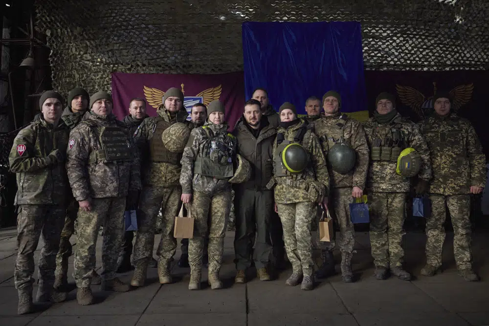 El presidente ucraniano Volodimir Zelensky, en el centro a la izquierda, de pie junto a militares durante un minuto de silencio en honor a los soldados muertos durante los combates con las tropas rusas mientras visita Sloviansk, región de Donbas, Ucrania, el martes 6 de diciembre de 2022 (AP)