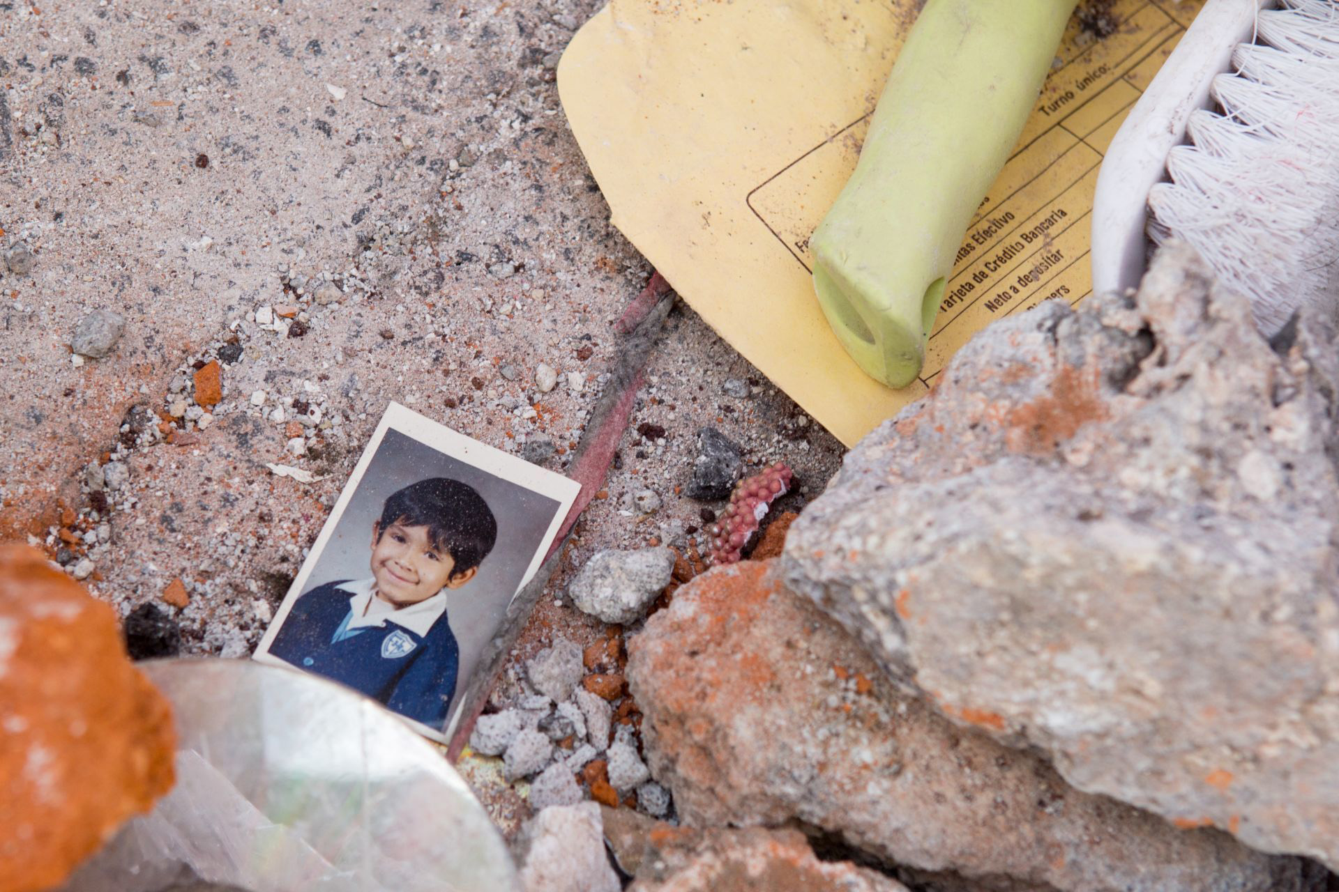 CIUDAD DE MÉXICO, 19SEPTIEMBRE2017. fotografías y objetos, recuerdos de familias han quedado en los escombros de los diversos edificios colapsados por el terremoto sufrido el día de hoy en la capital. Tan solo unas horas después de los simulacros en conmemoración del terremoto de 1985, un fuerte sismo de 7.1 grados richter que sacudió la ciudad FOTO: TERCERO DÍAZ /CUARTOSCURO.COM