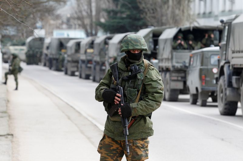 Militares armados esperan en vehículos del ejército ruso frente a un puesto de guardia fronterizo ucraniano en la ciudad de Balaclava, en Crimea, 1 de marzo de 2014 (REUTERS/Baz Ratner)