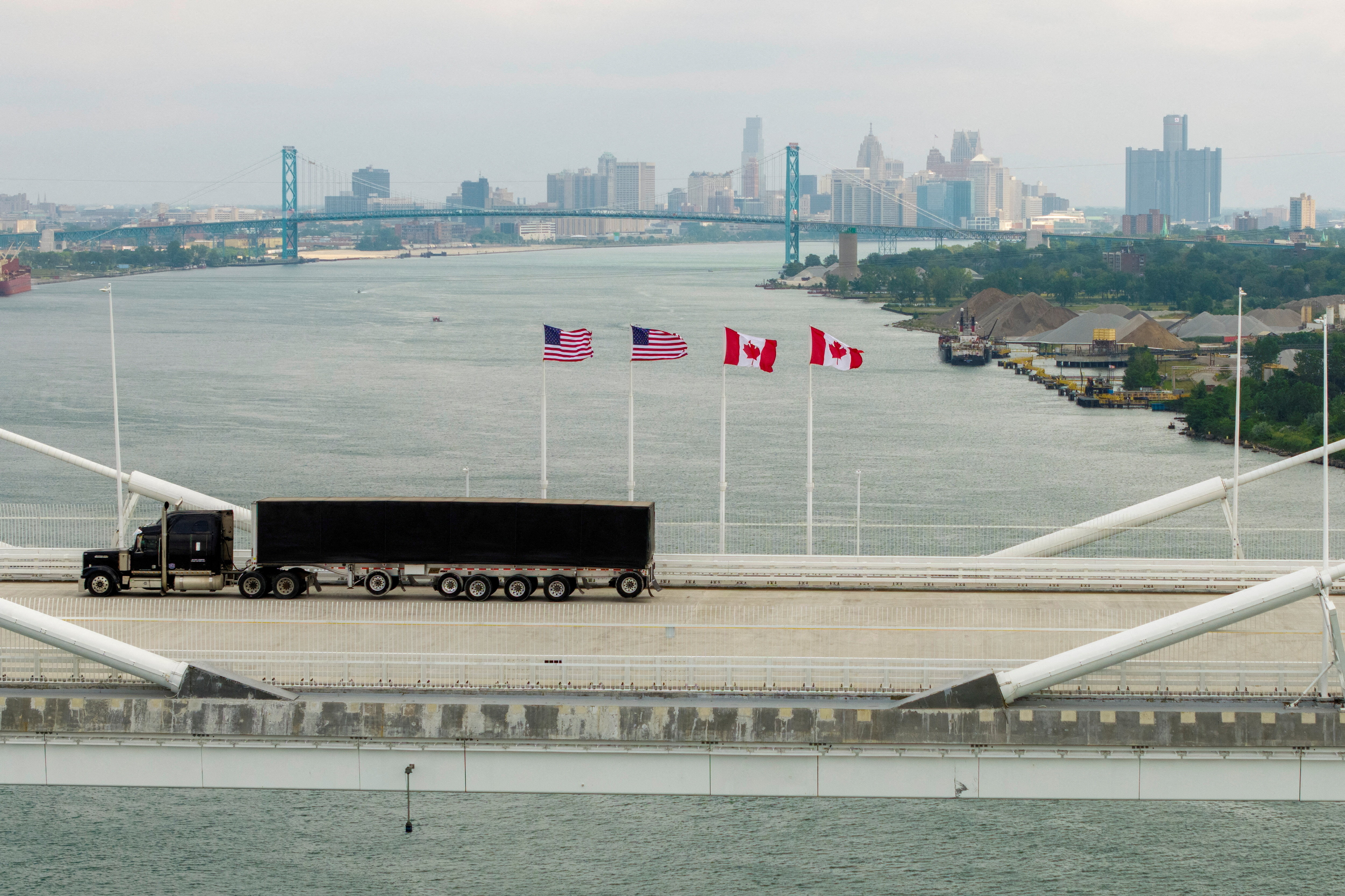 Canad&aacute; activ&oacute; los aranceles de represalia por USD 20.000 millones a importaciones de EEUU y escal&oacute; la guerra comercial con Trump