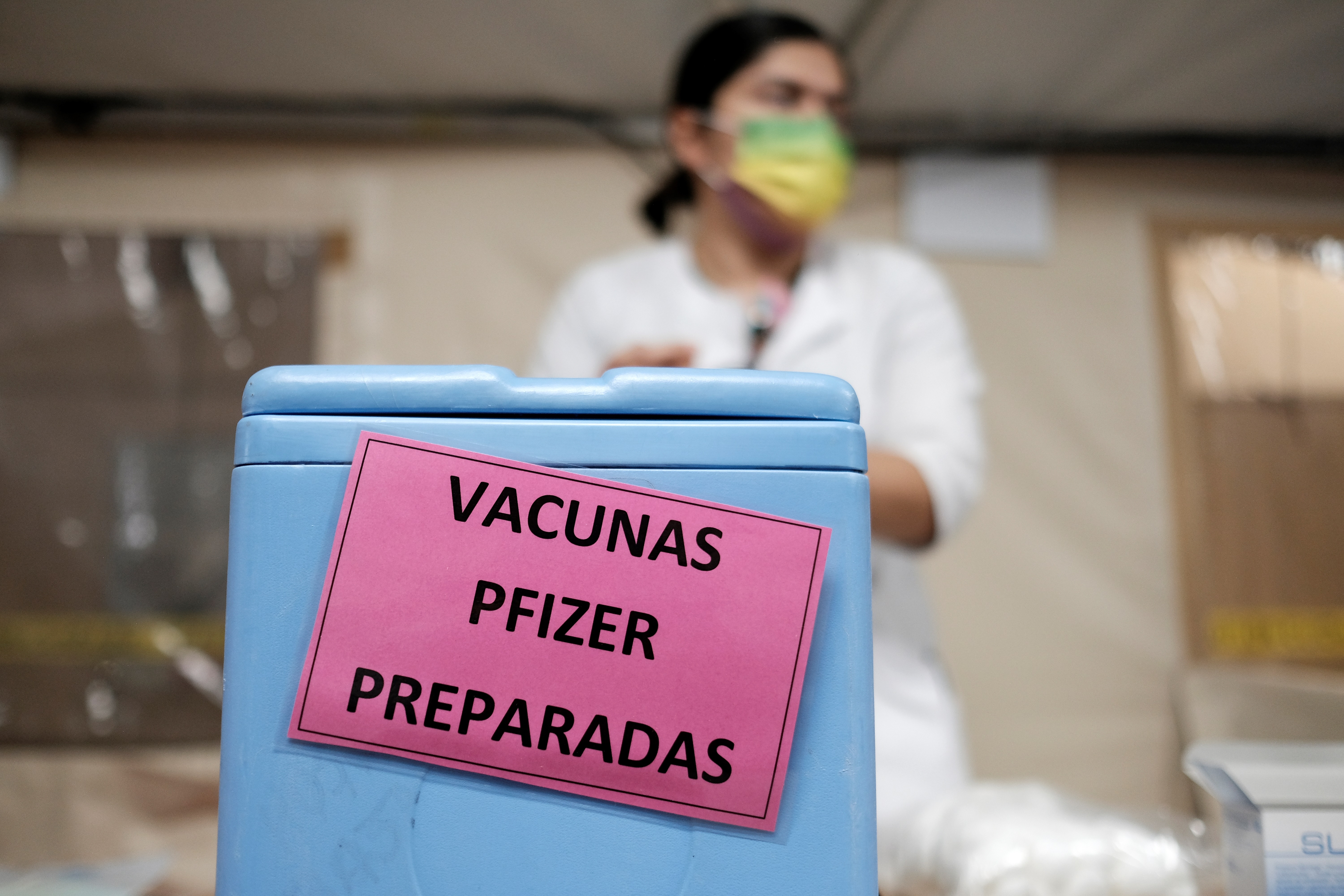 Personal del Seguro Social espera para aplicar vacunas en San José (Costa Rica). Fotografía de archivo. EFE/ Jeffrey Arguedas
