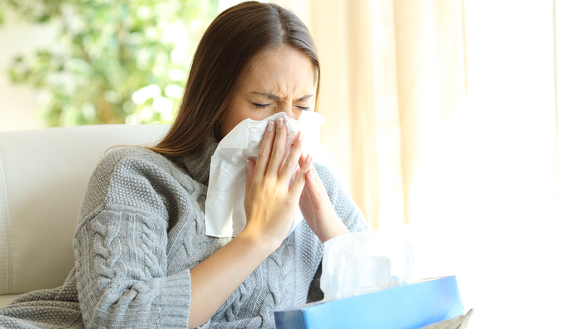 La transmisión de la gripe es mayor en ambientes cerrados donde puede haber personas con o sin síntomas (Getty Images)