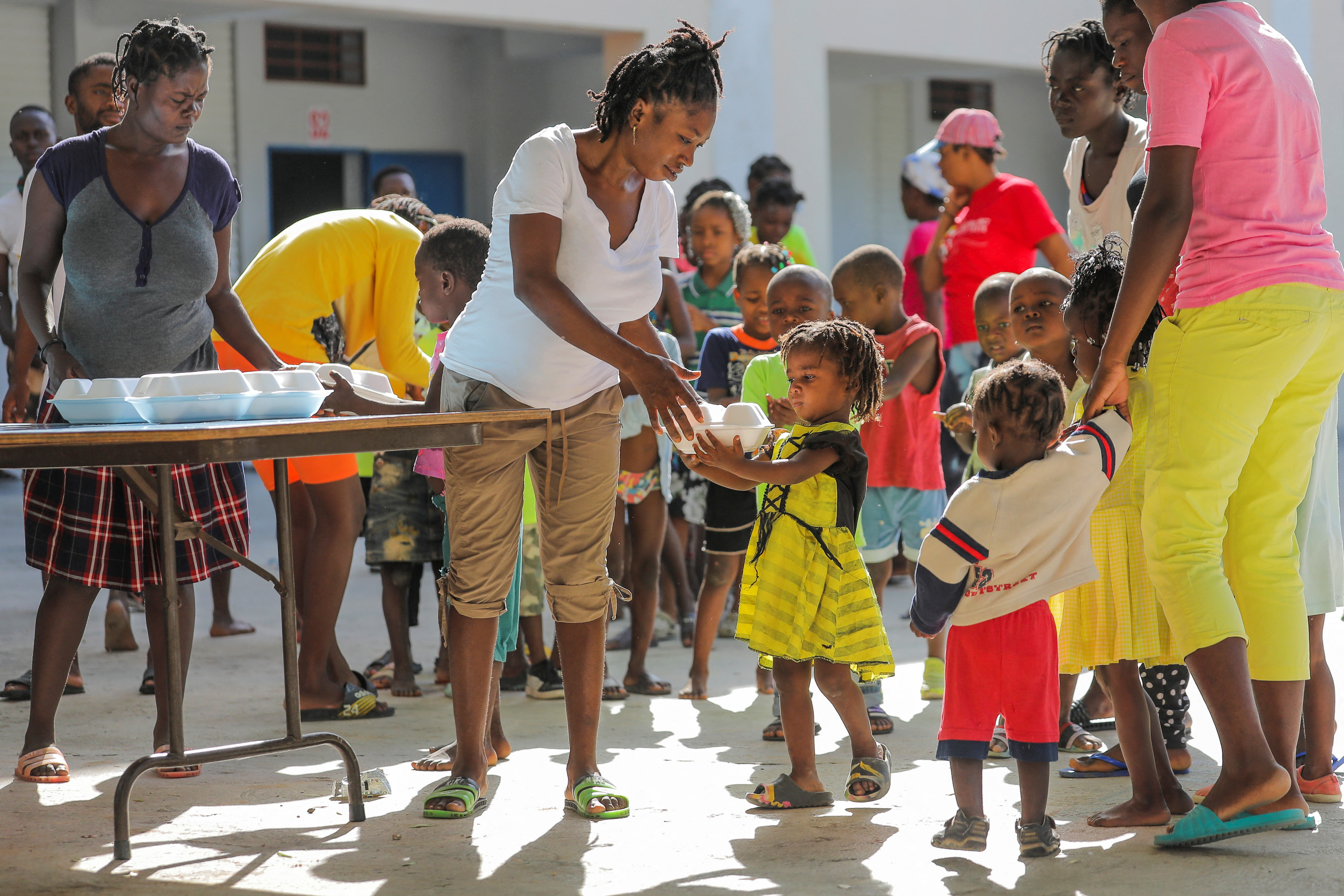 Niños haitianos que escaparon de la violencia en la ciudad de Cite-Soleil hacen fila para recibir alimentos, mientras se refugian en una escuela en Puerto Príncipe, Haití, el 22 de julio de 2022. REUTERS/Ralph Tedy Erol
