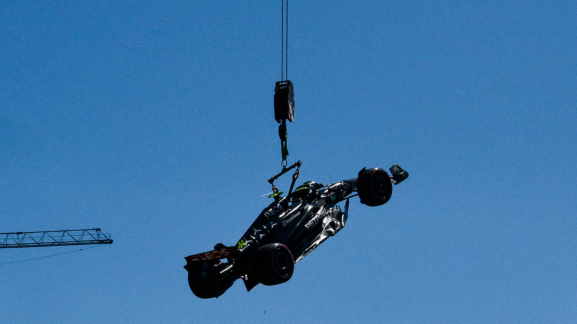 Lewis Hamilton sufrió un accidente en los entrenamientos del GP de Mónaco (Photo by Jeff PACHOUD / AFP)