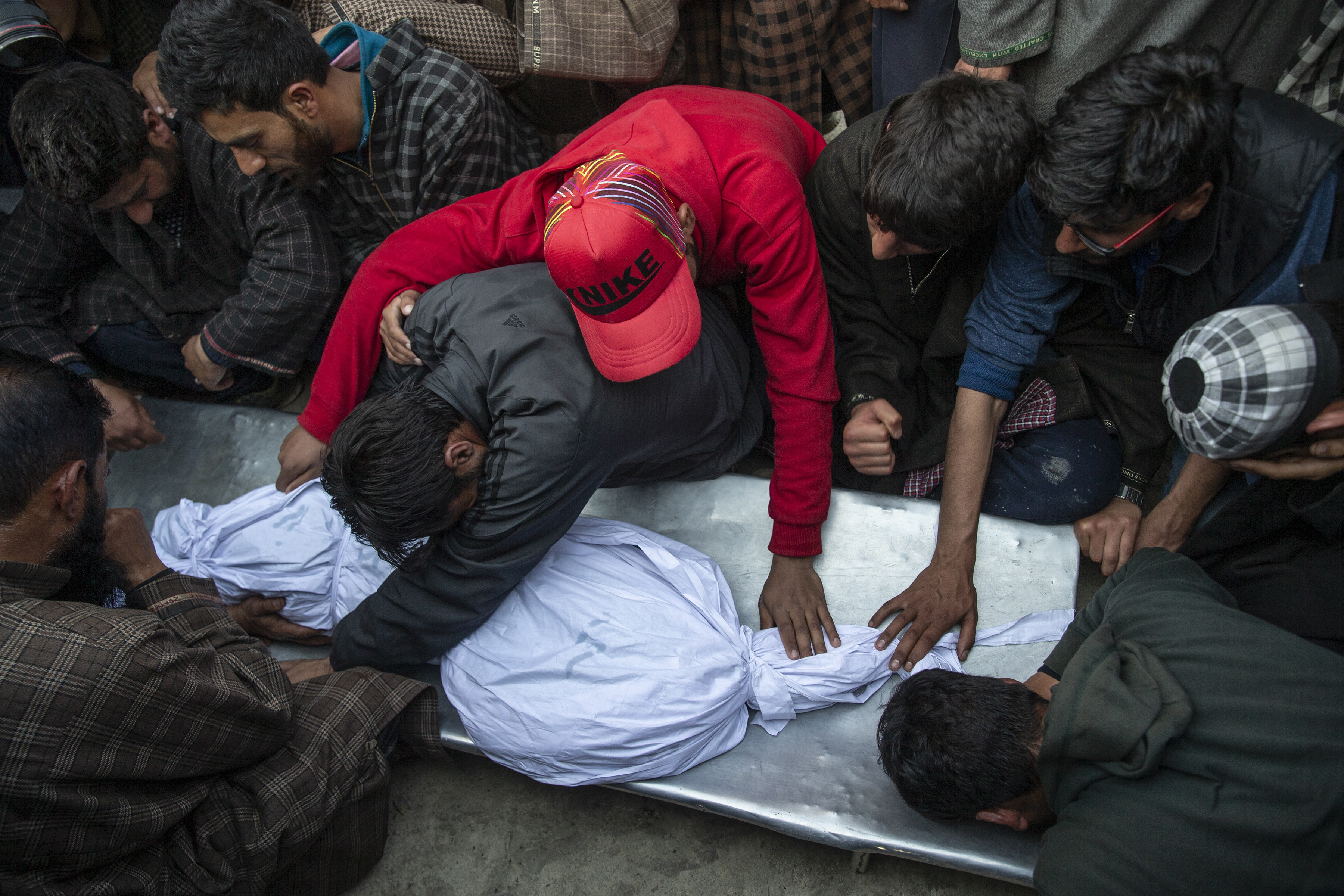 Los aldeanos de Cachemira se lamentan cerca del cuerpo de un niño de 11 años, Aatif Mir, durante su procesión fúnebre en la aldea de Hajin, al norte de Srinagar, controlada por los indios Cachemira, el 22 de marzo de 2019. (Foto AP / Dar Yasin)