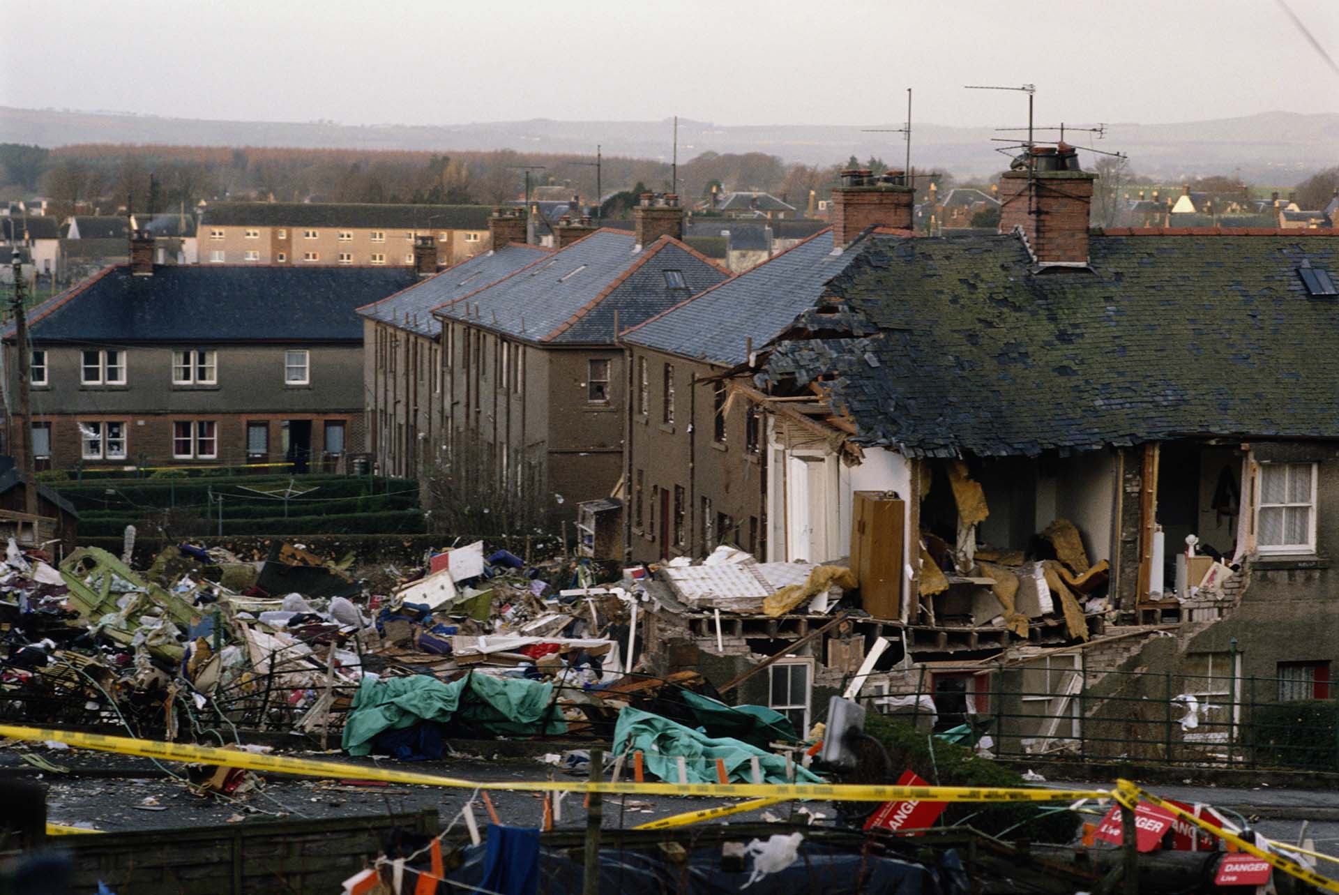 Casas en ruinas en la ciudad de Lockerbie. El atentado fue llevado a cabo por Libia. El gobierno de Kadaffi reconoció el hecho años después (Photo by Tom Stoddart/Getty Images)