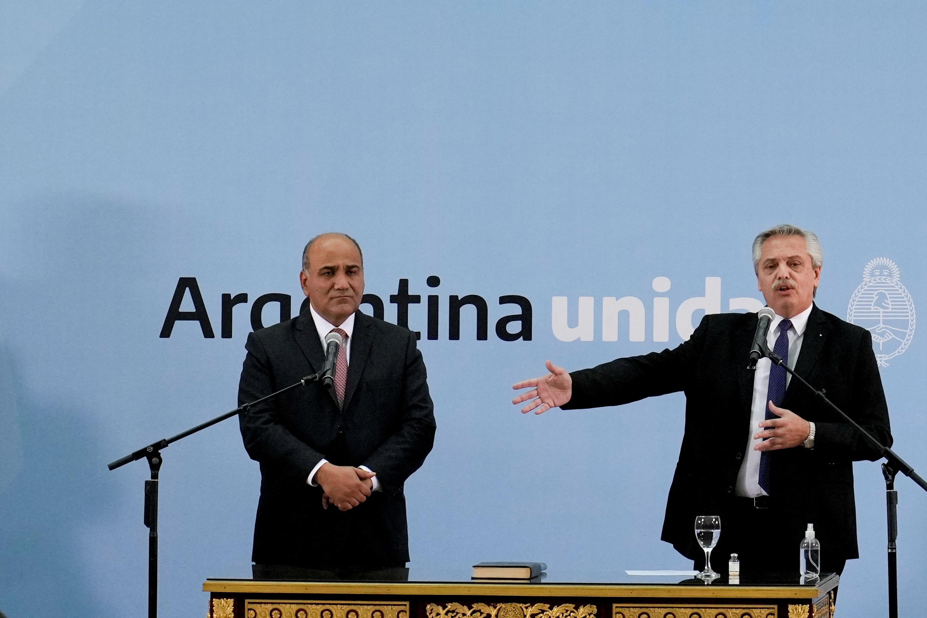 El presidente de Argentina, Alberto Fernández (d), y el jefe de gabinete Juan Manzur, en una fotografía de archivo. EFE/Natacha Pisarenko/Pool
