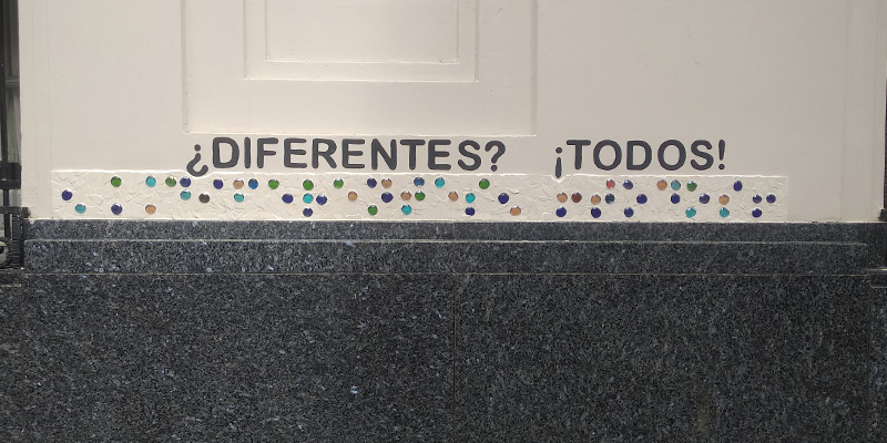 El mural en braille, en la fachada del Centro de Rehabilitación Luis Braille, de Rosario (Centro de Rehabilitación Luis Braille)