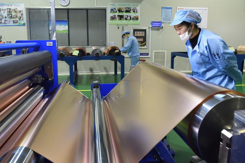 FOTO DE ARCHIVO: Trabajadores en una línea de producción de láminas de cobre utilizadas para las baterías de litio (REUTERS)