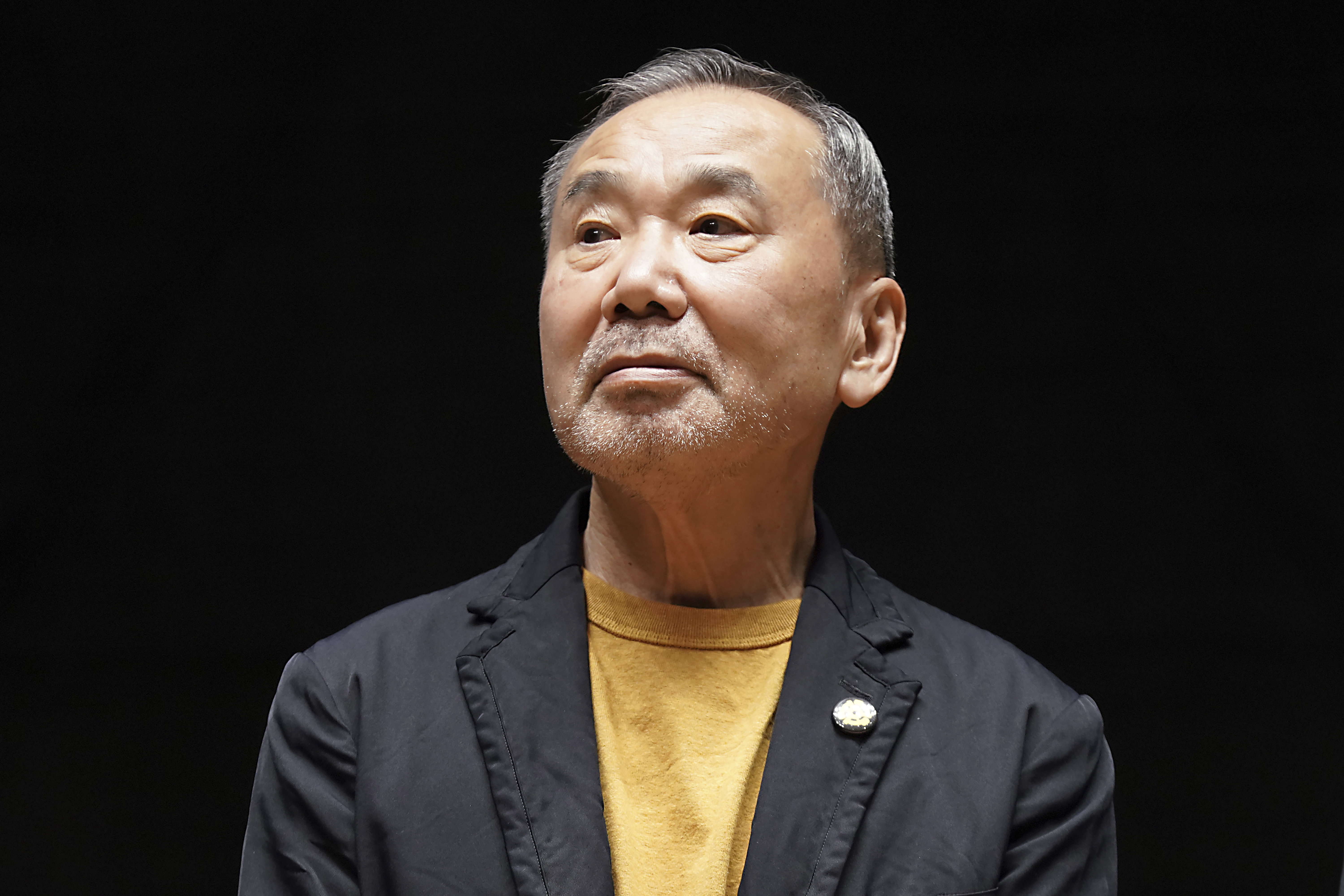 ARCHIVO - El novelista japonés Haruki Murakami posa para la foto durante una conferencia de prensa en la biblioteca que lleva su nombre en la Universidad Waseda, Tokio, 2021 (AP Foto/Eugene Hoshiko, File)