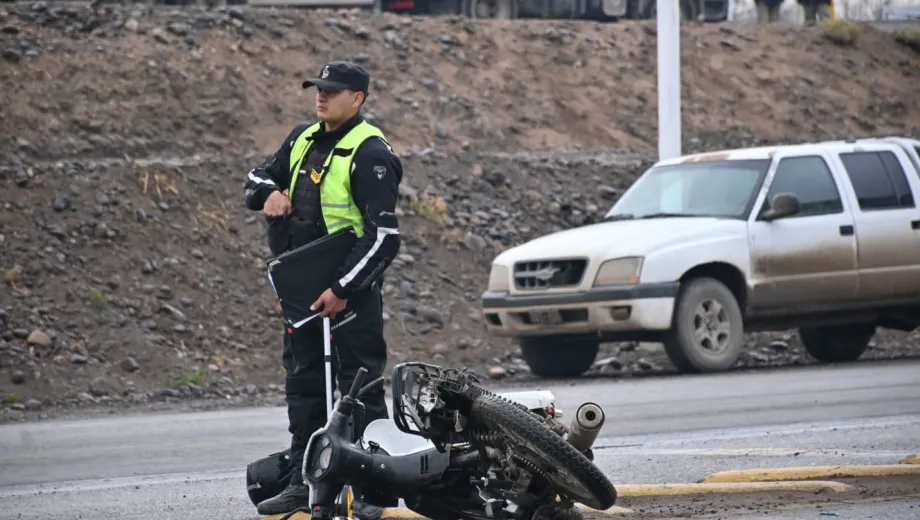 Un motociclista chocó contra una camioneta en la General Paz y fue trasladado por el SAME aéreo