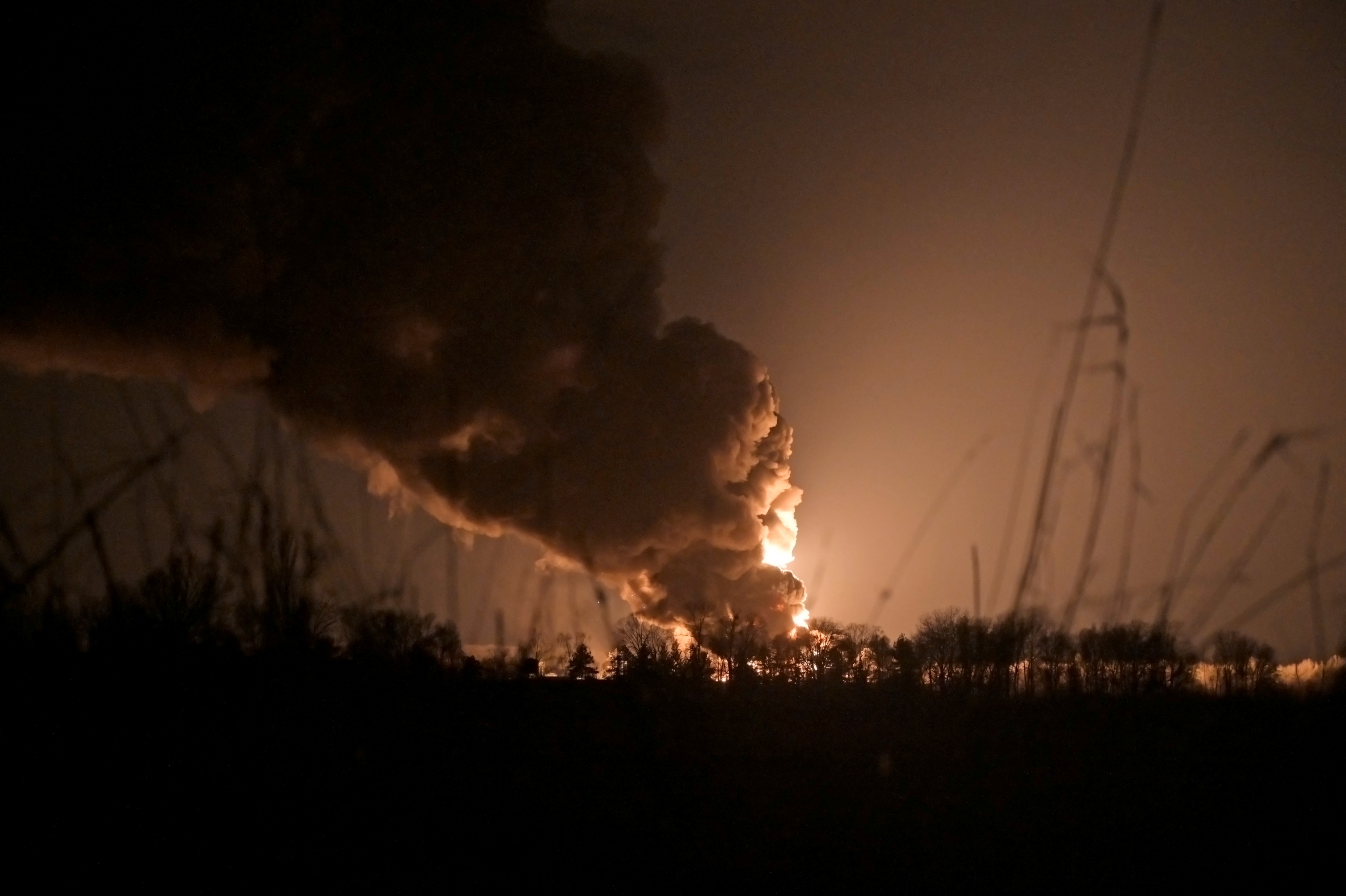 Una refinería de petróleo arde en Vasylkiv, región de Kiev (REUTERS/Maksim Levin)