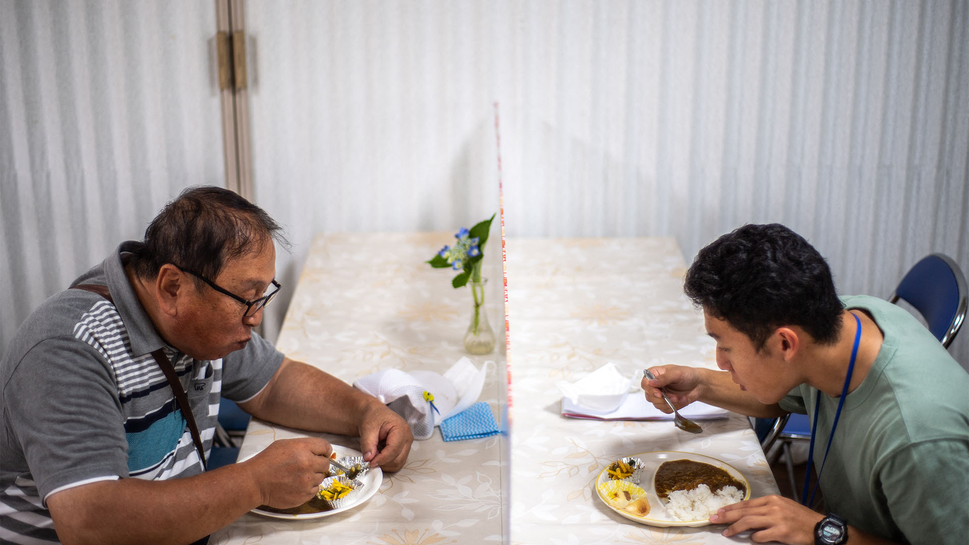 El padre de Koichi, Yoshimitsu, almuerza con su hijo adoptivo en Kumamoto (Philip FONG / AFP)