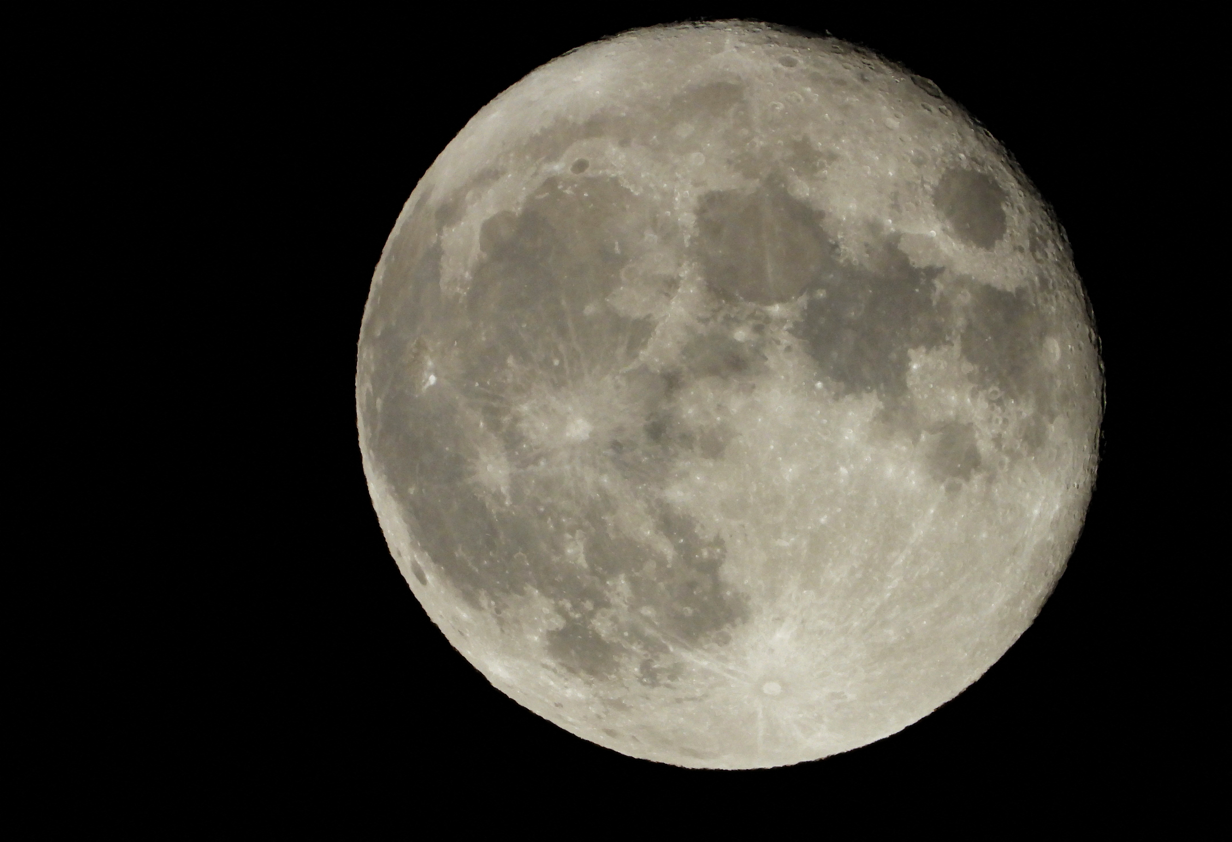 La Luna es el único satélite natural de la Tierra y gira alrededor del planeta a una distancia promedio de aproximadamente 385.000 kilómetros ( REUTERS/Borja Suarez)