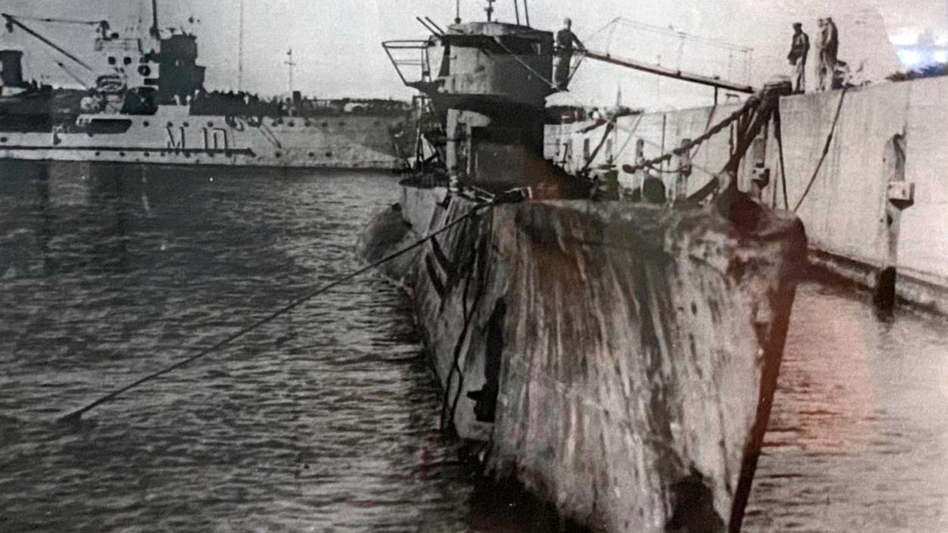 Un maltrecho submarino permanece amarrado en la base naval de Mar del Plata 