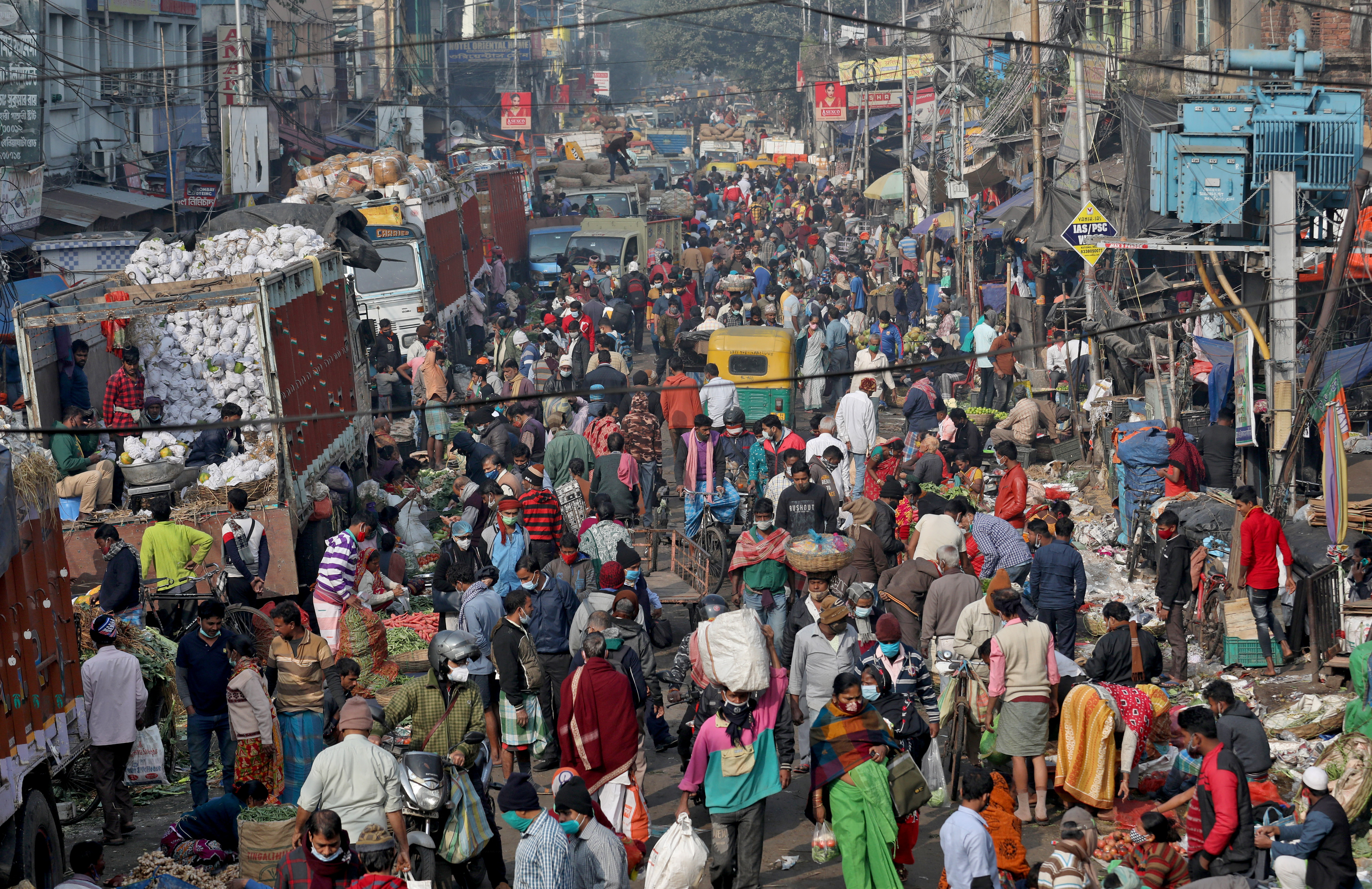 La gente compra en un mercado abarrotado en medio de la propagación de la enfermedad del coronavirus (COVID-19), en Calcuta, India, el 6 de enero de 2022. REUTERS/Rupak De Chowdhuri
