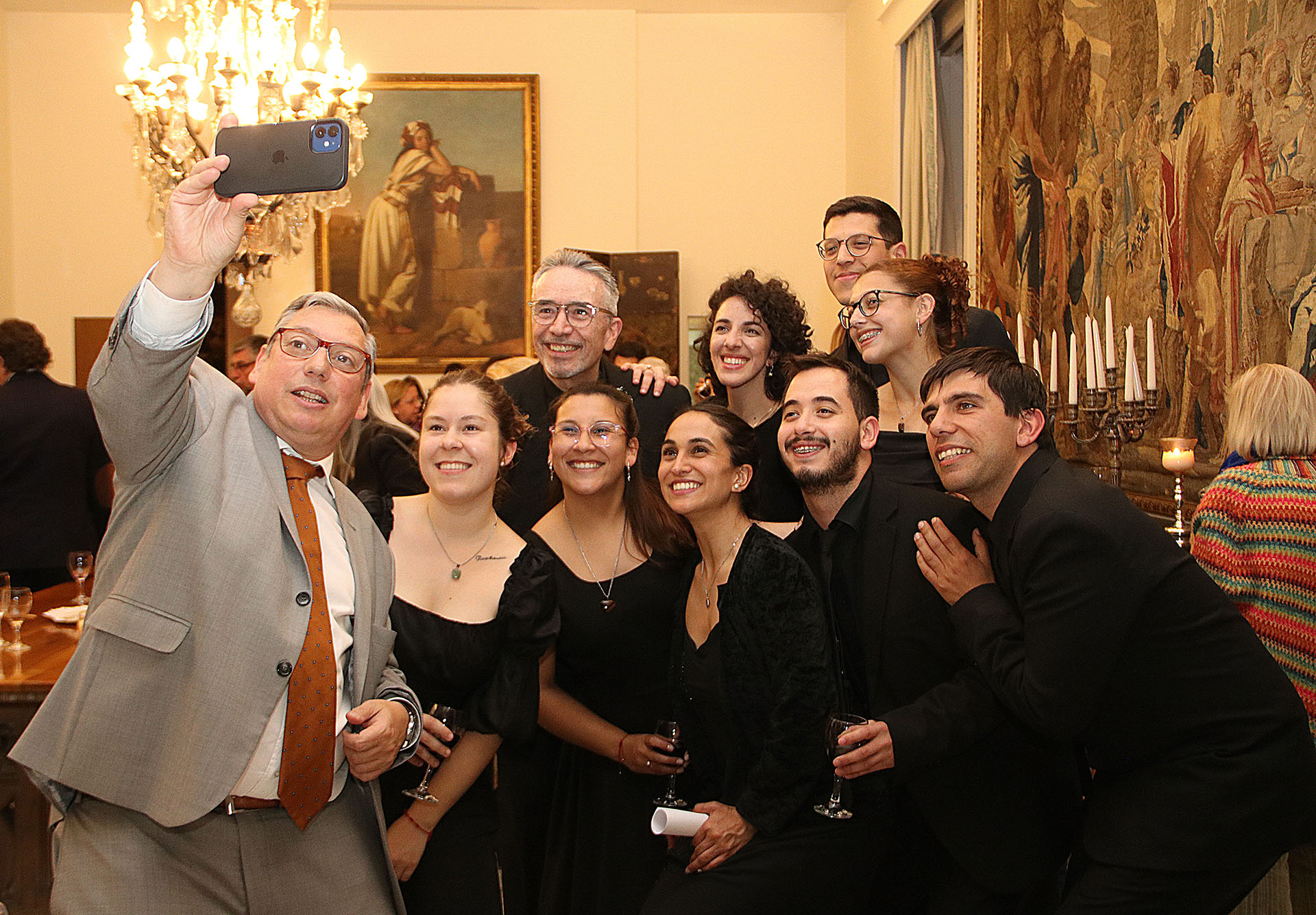 El embajador de Uruguay, Carlos Enciso Christiansen, junto a los coordinadores e integrantes de la Sinfónica Juvenil de Florida 