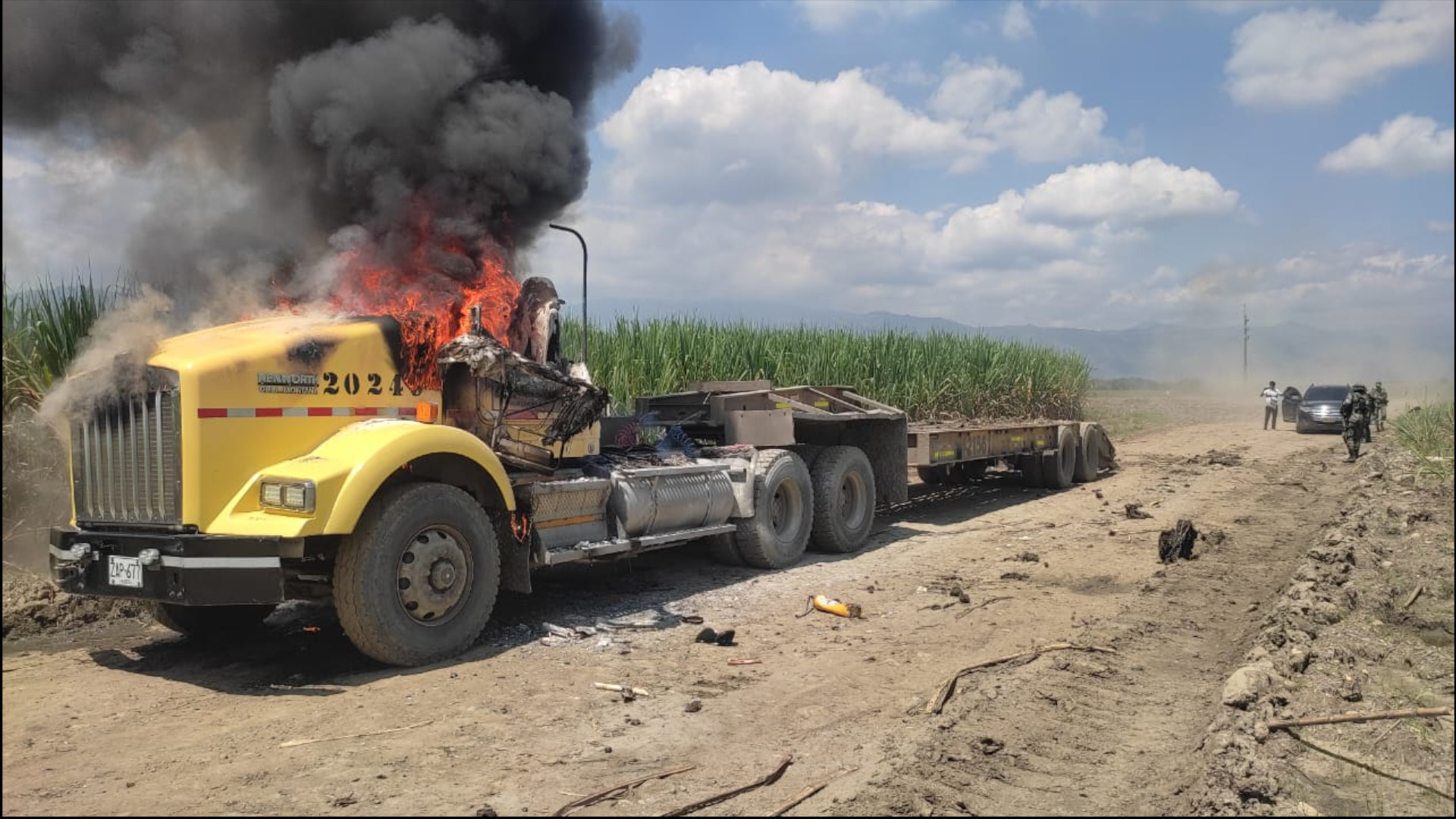 En Padilla (Cauca) quemaron un camión recolector de caña. Foto: Asocaña