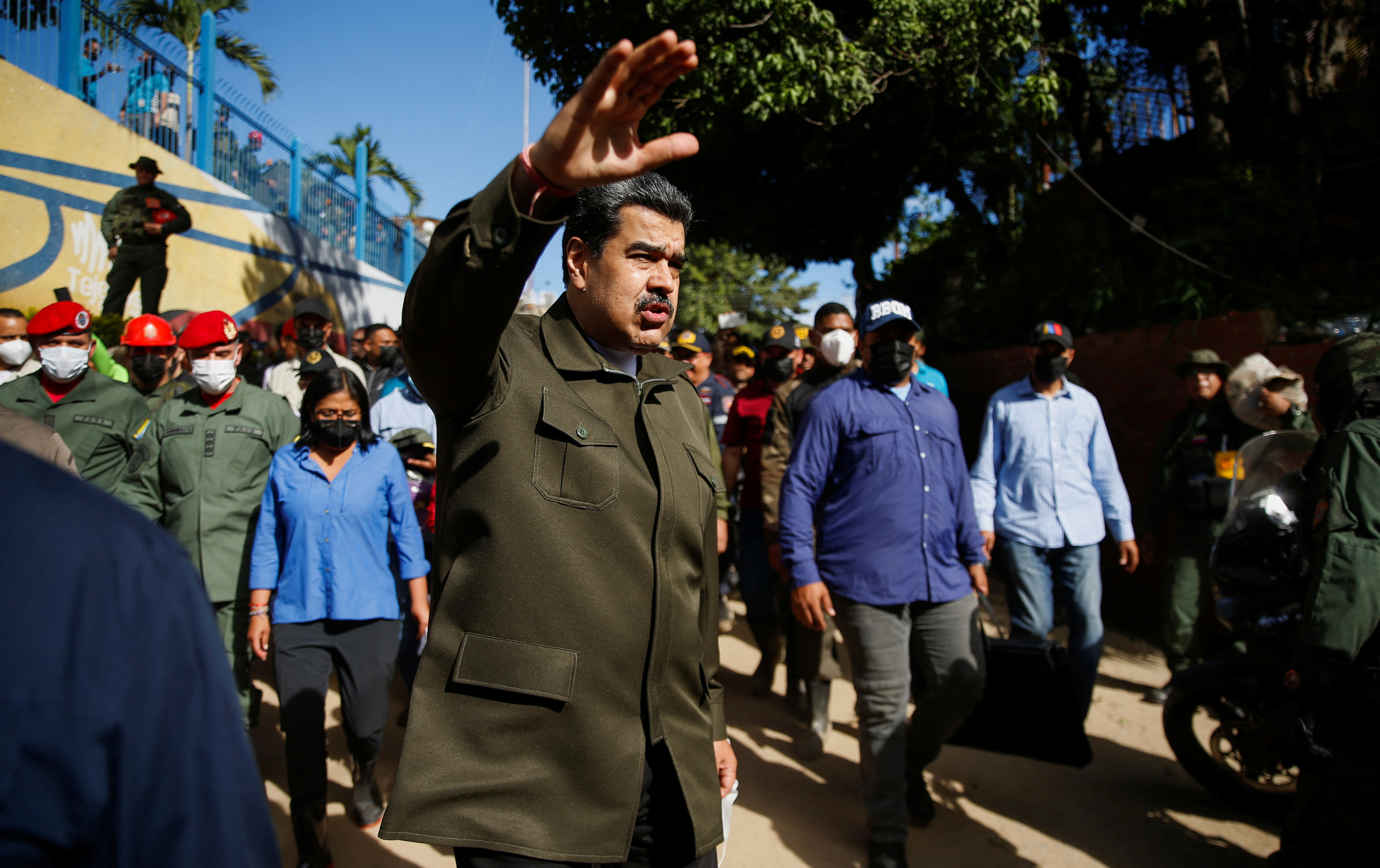 El dictador, Nicolás Maduro, recorrió el lunes Las Tejerías tras las devastadoras inundaciones por las fuertes lluvias (REUTERS/Leonardo Fernández Viloria)