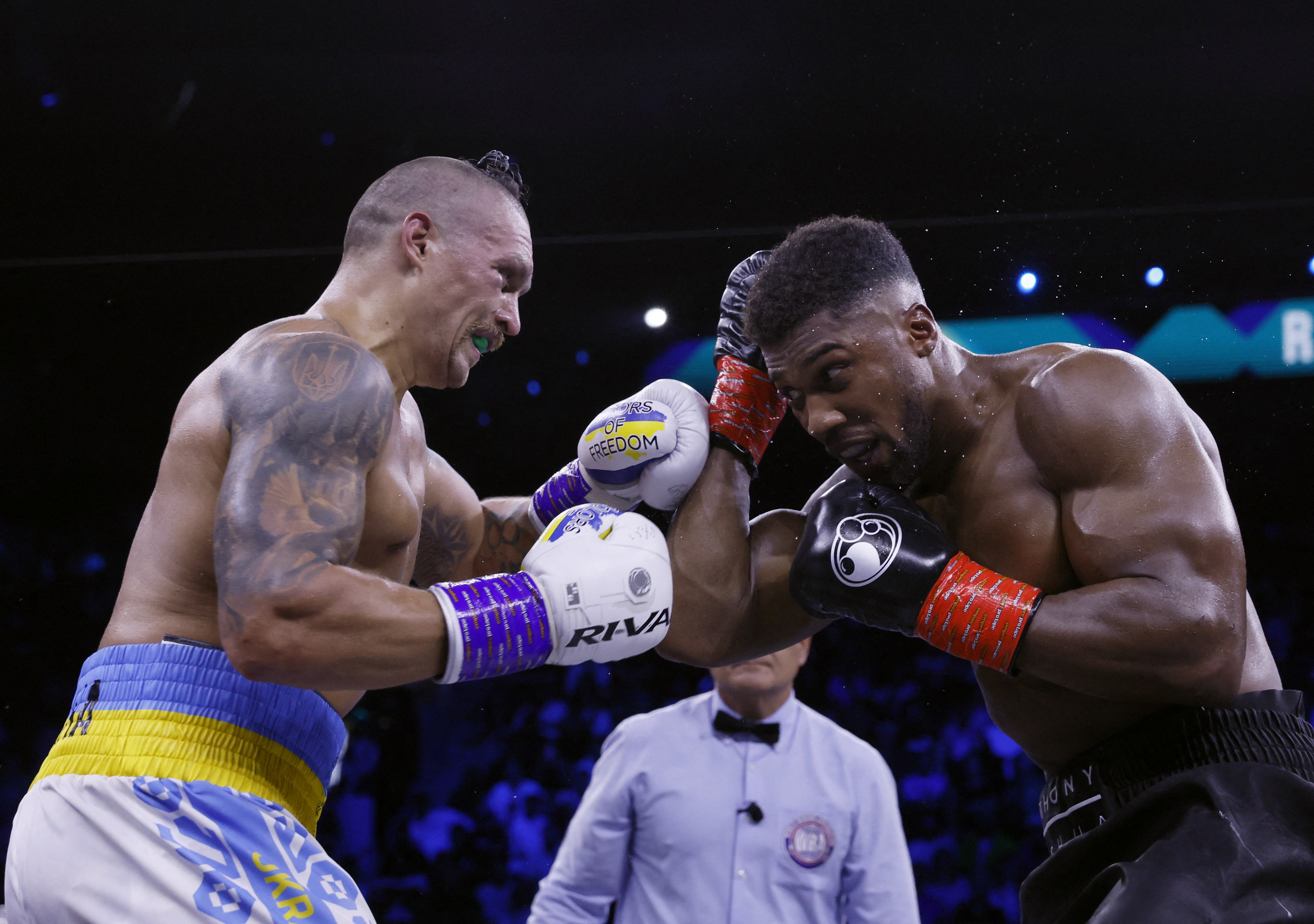 Oleksander Usyk venció a Anthony Joshua en su más reciente pelea y conservó sus tres cinturones de peso completo (Foto: Andrew Couldridge/REUTERS)